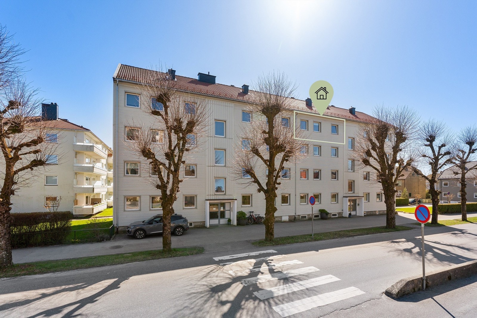 Fasadebilde sett fra bakside mot rolig gate Galleribilde