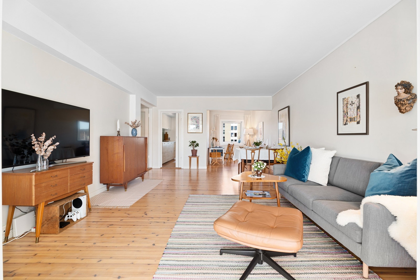 Deilig, stor stue med god plass til sofagruppe, spisebord og egen spisestue som i dag er benyttet som ekstra kontorplass Galleribilde