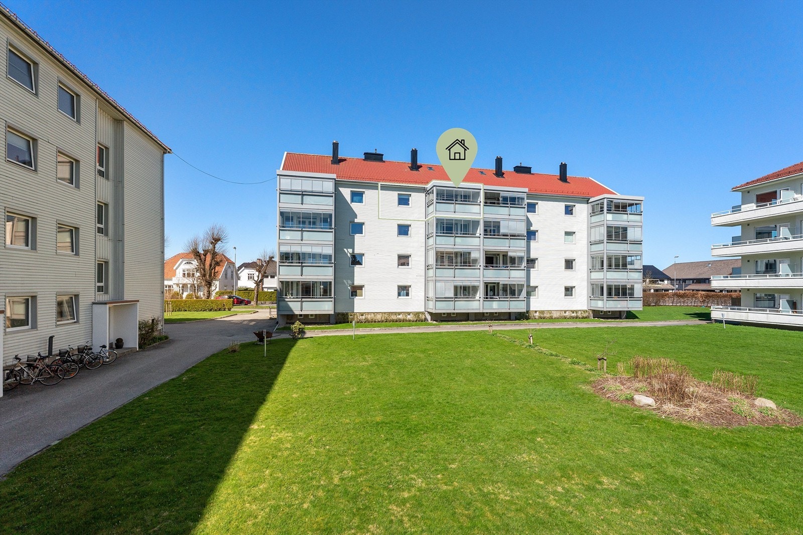 Boligen har solrik beliggenhet i et rolig og etablert område på Lund Galleribilde