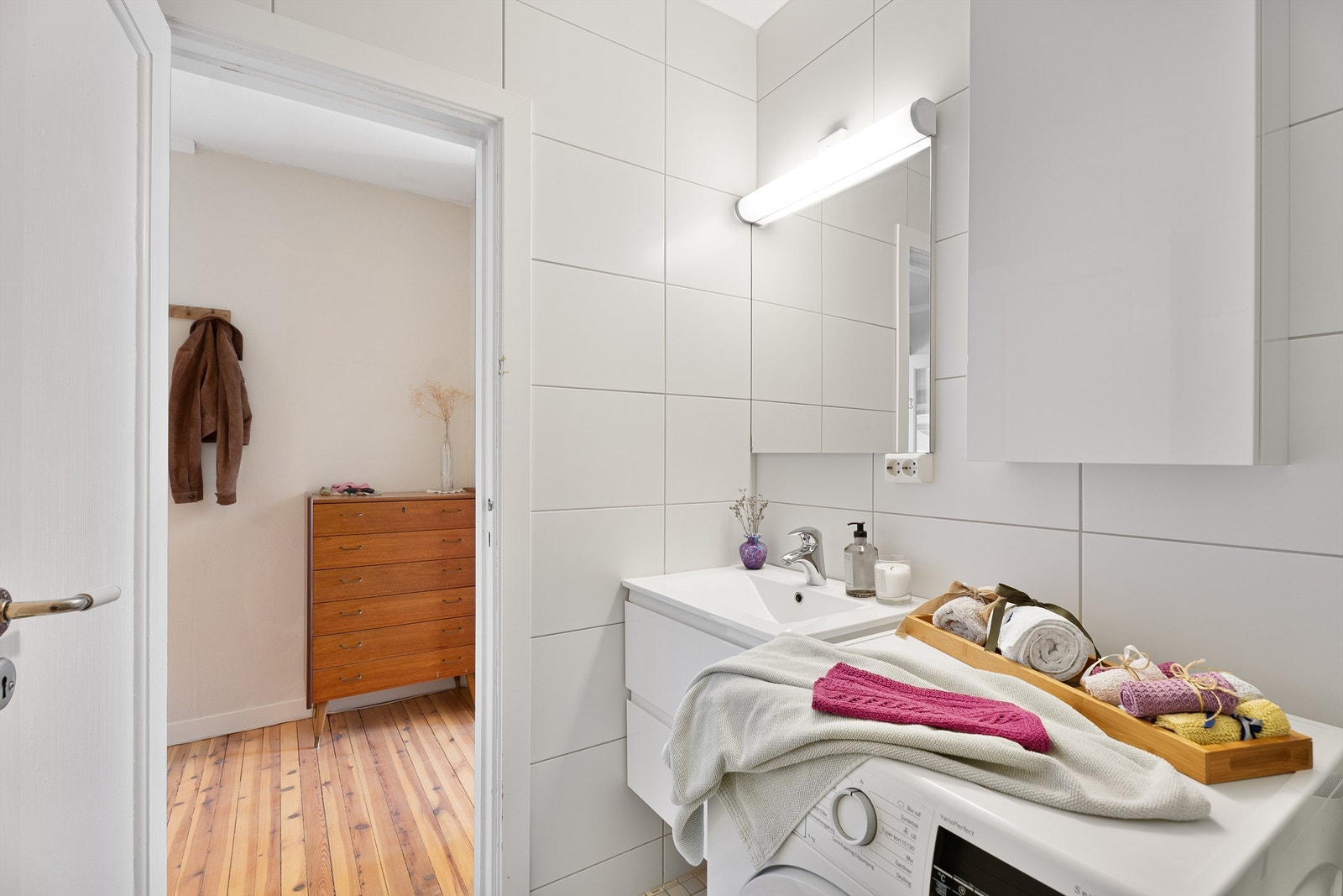Bad med varmekabler og opplegg for vaskemaskin/tørketrommel Galleribilde