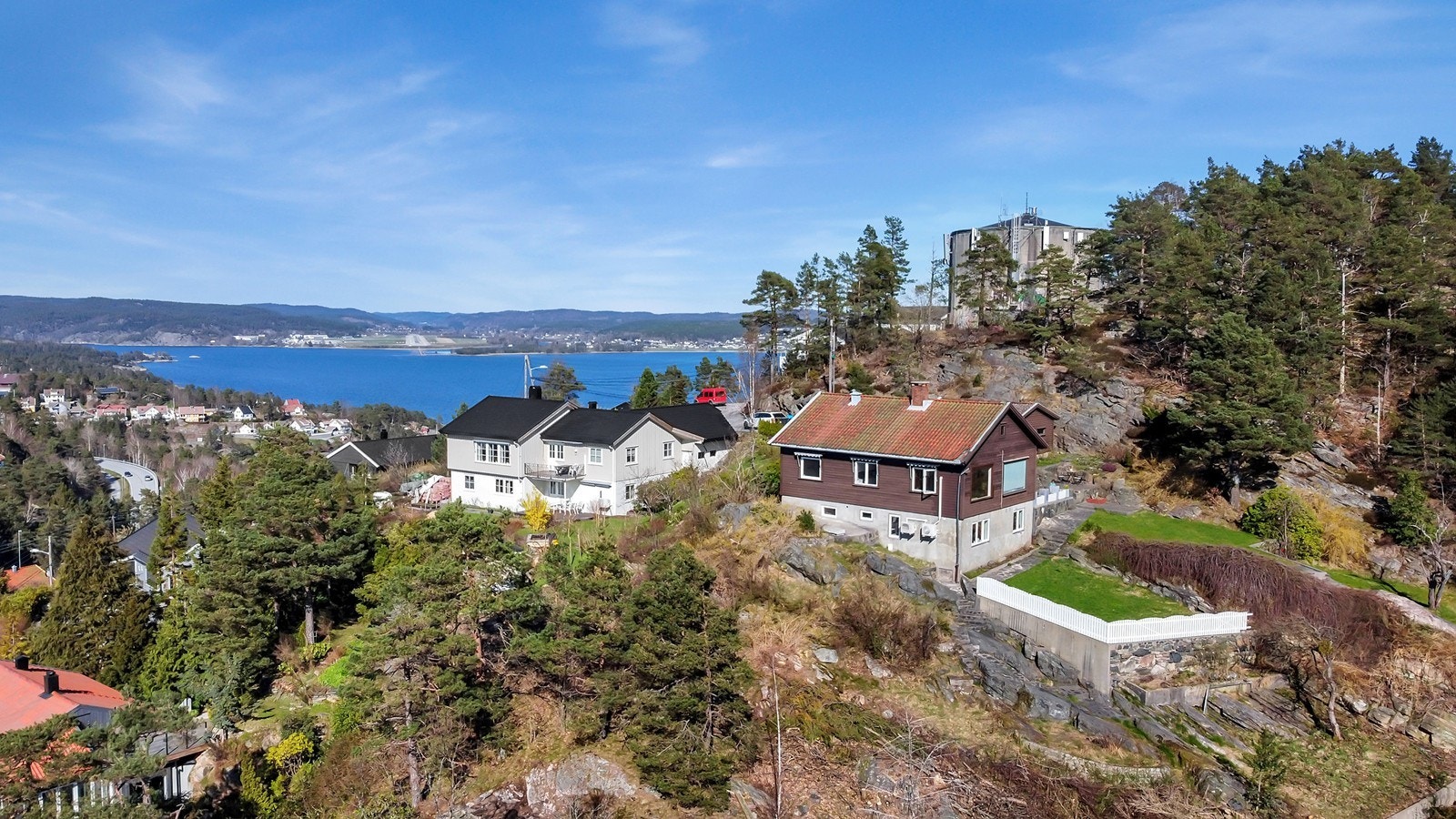 Huset ligger høyt og fritt i terrenget med fantastiske solforhold! Galleribilde