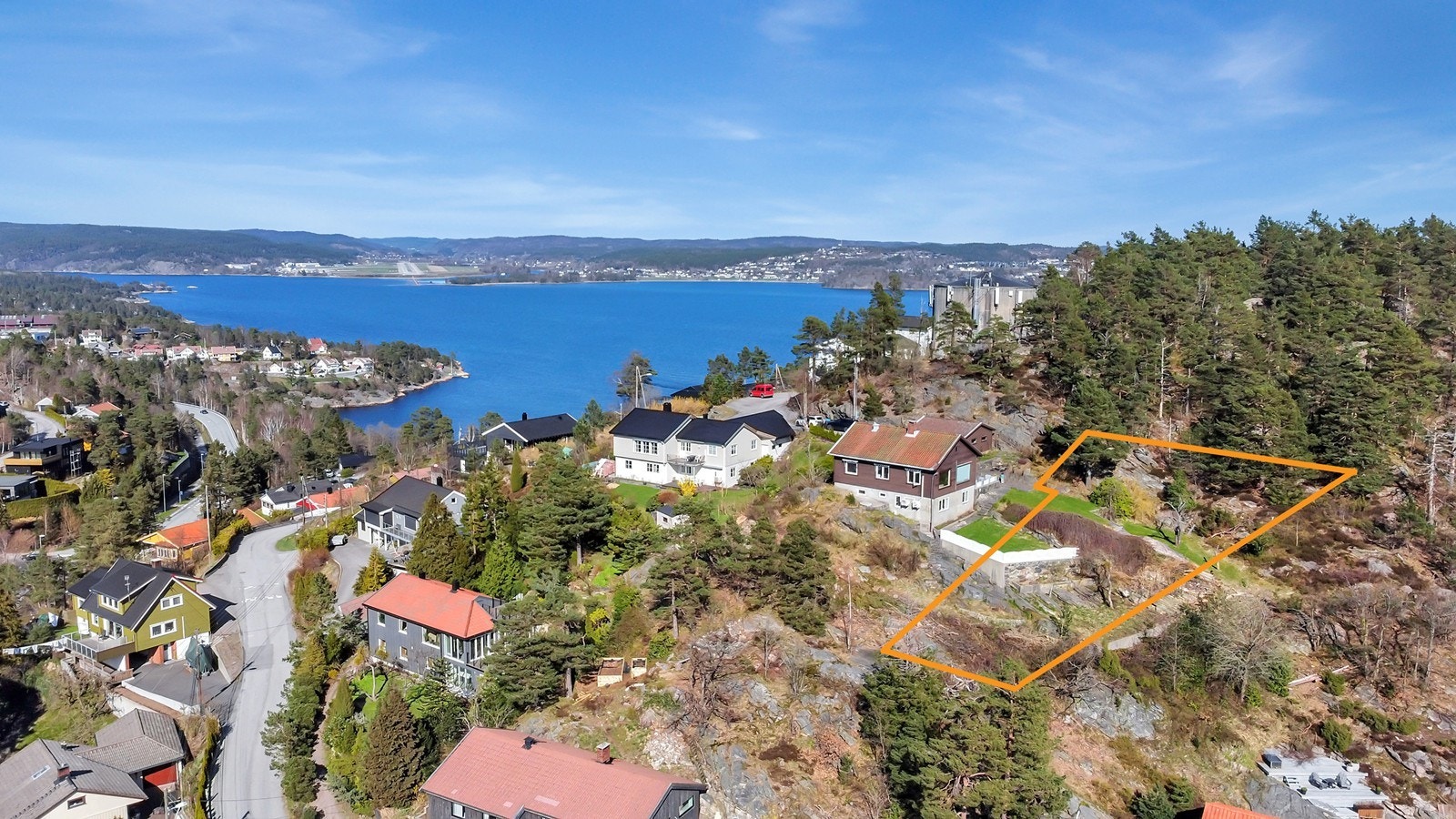 Her er tomten som er skilt ut og hvor det skal bygges en ny enebolig skisset ut. Se vedlagt tomtekart med illustrasjoner av nytt hus i prospektet (men ikke endelige tegninger) Galleribilde