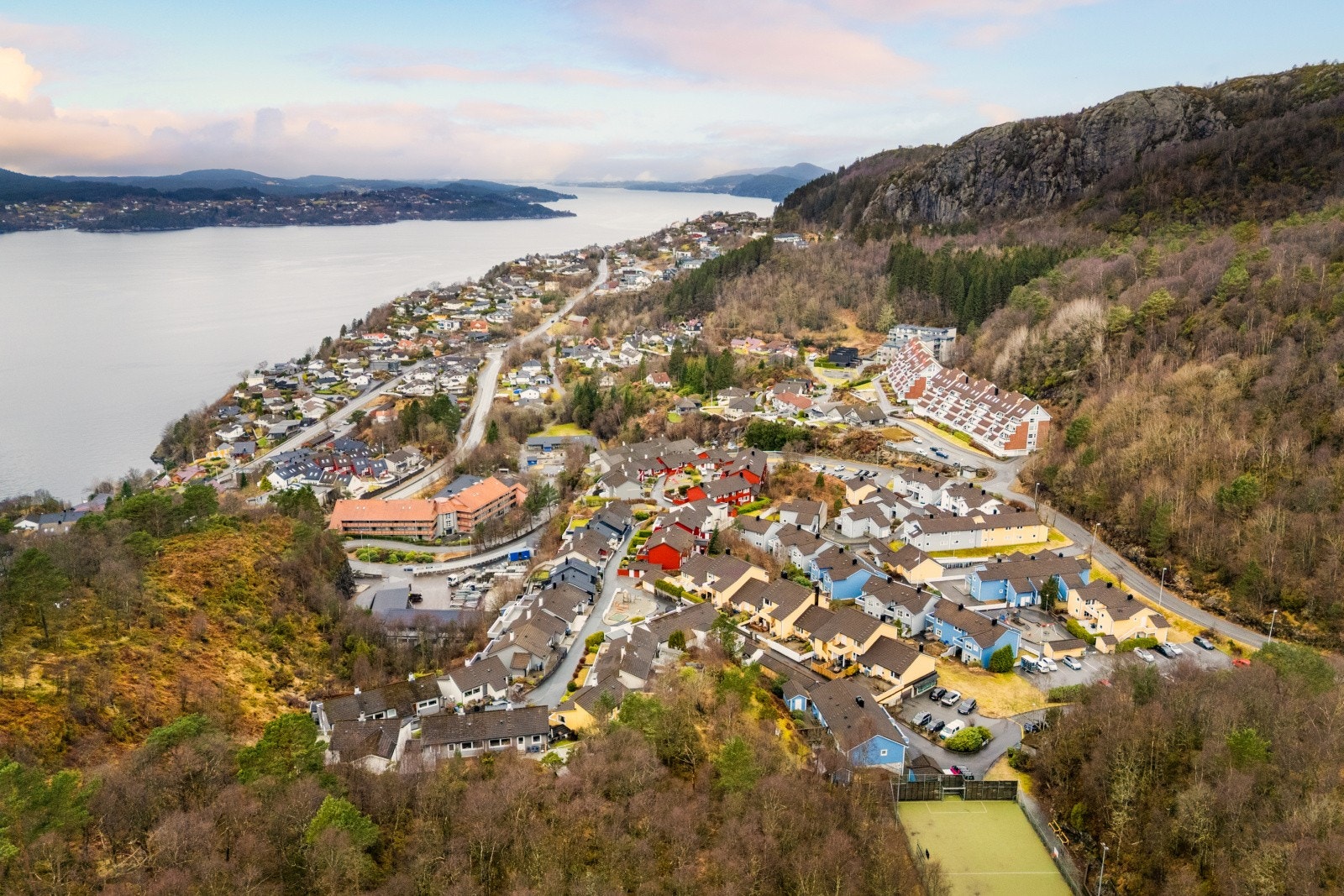 Beliggenhet med nærhet til natur, med kort vei til buss og sentrene i Åsane. Galleribilde