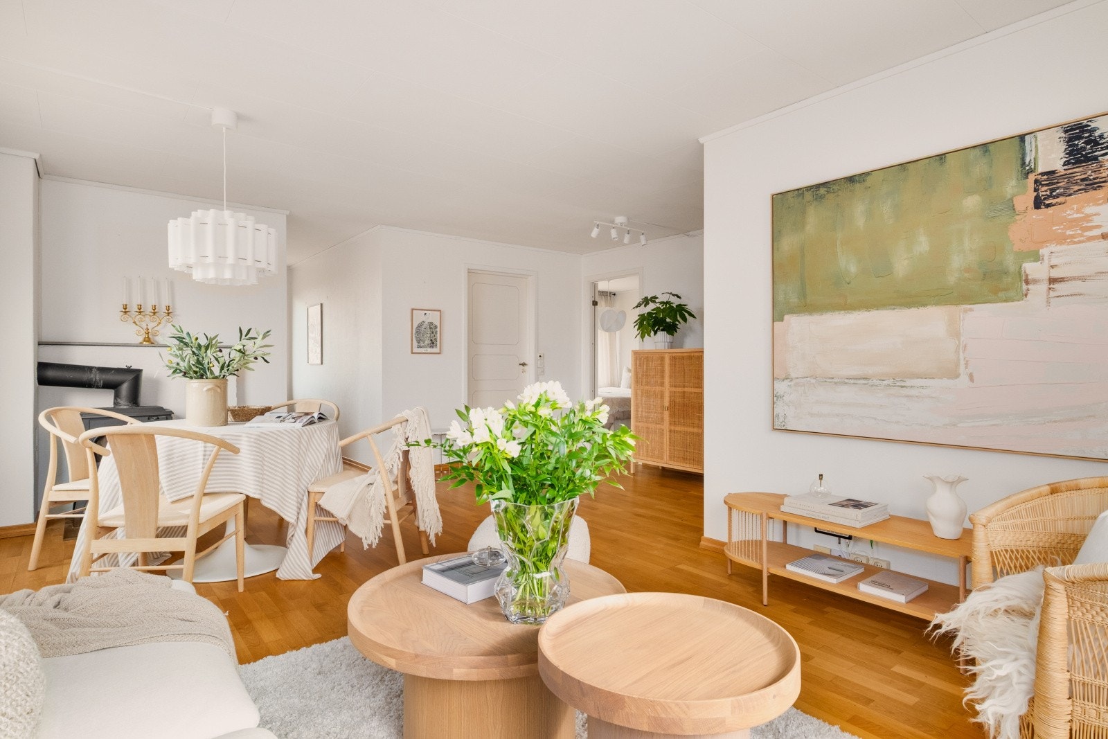 Stuen er boligens samlingspunkt, med god plass til både sofagruppe og spisebord. Galleribilde