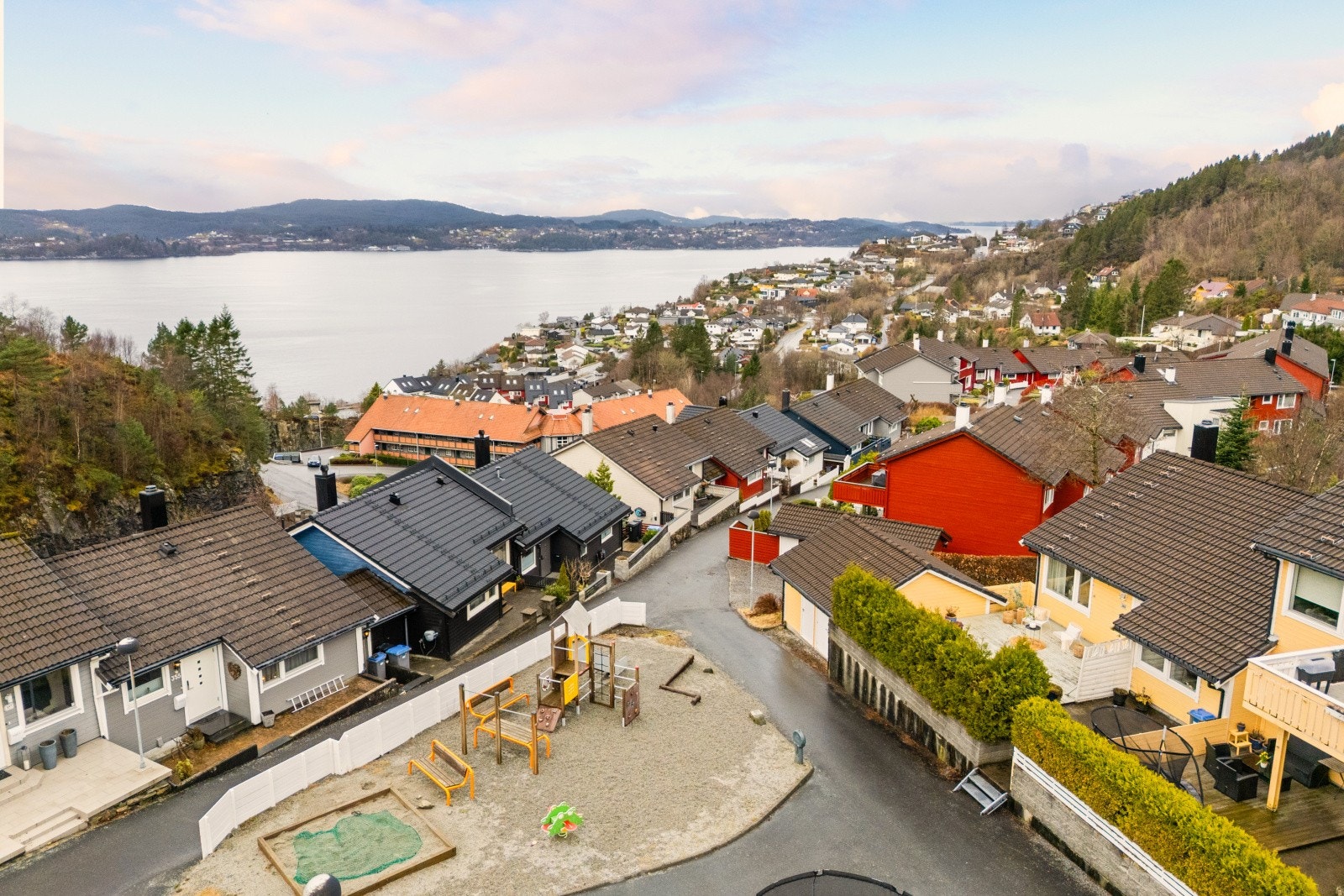 Borettslaget har lekeplasser og en ballbinge med kunstgress til glede for de minste. Galleribilde