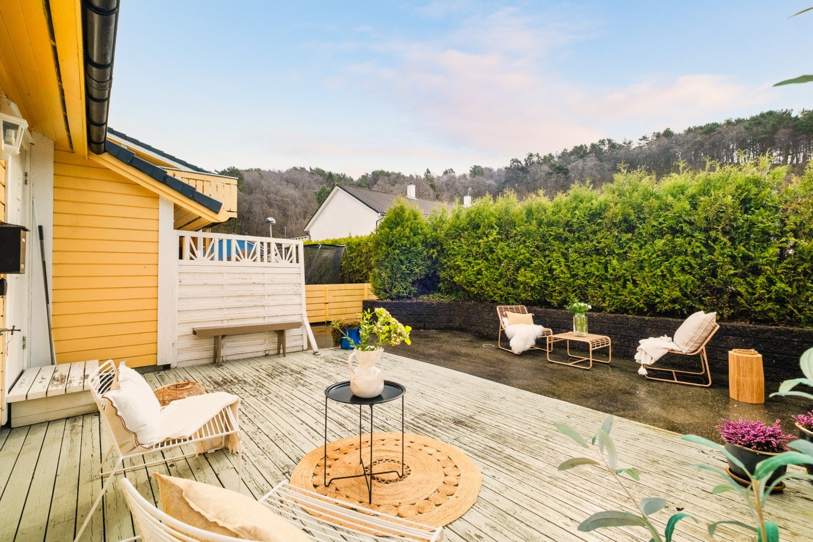 Som en del av borettslaget har man ansvar for stell av egen terrasse, platting og bed. Galleribilde