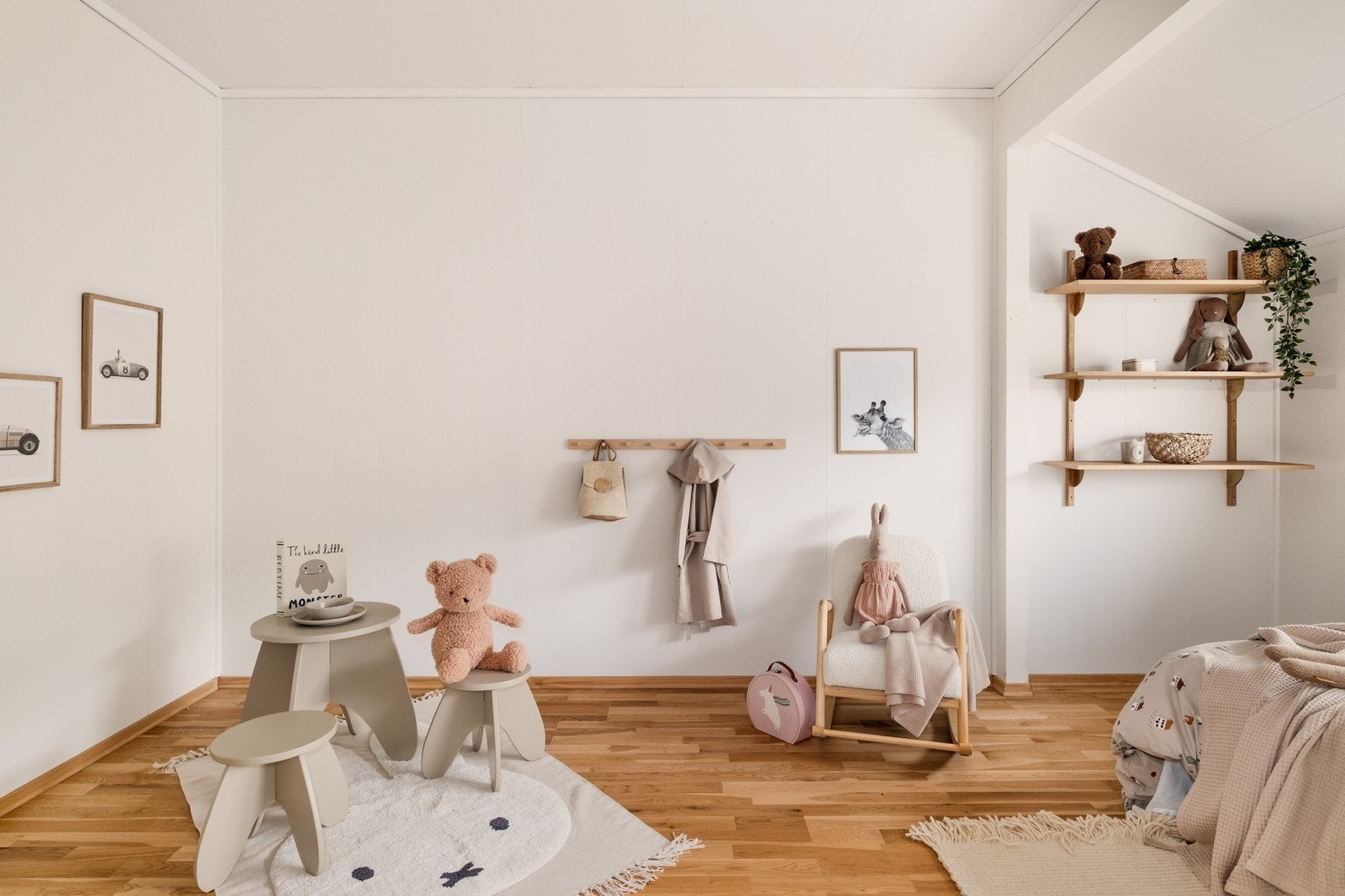 Rommet har god plass til seng og oppbevaringsmøbler. Galleribilde