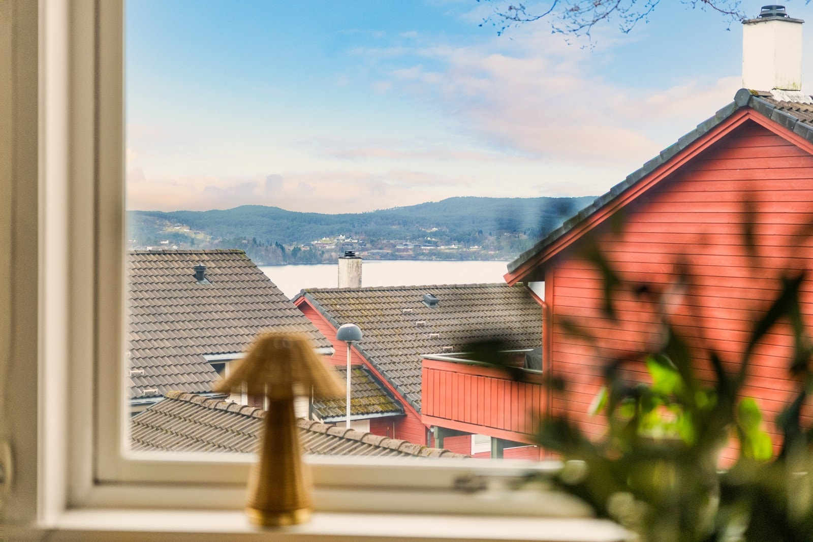 Fra stuevinduet ser man ut over nabolaget. Galleribilde