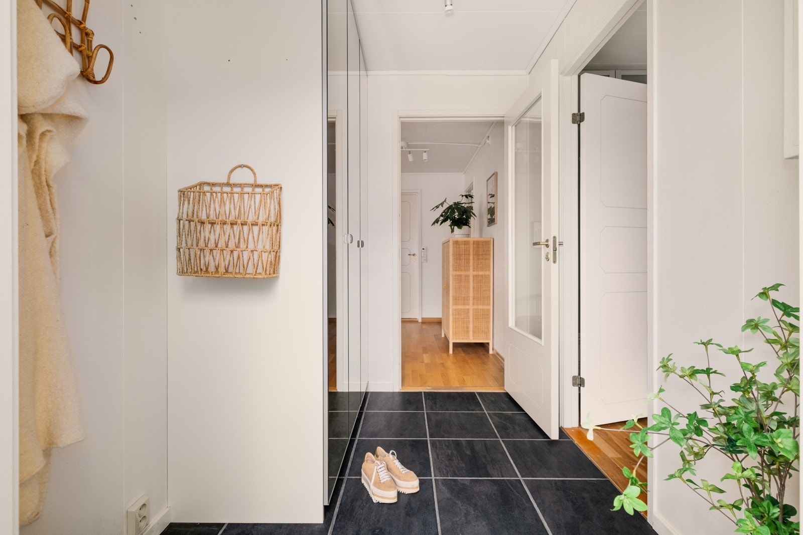 Gulvet i entréen har slitesterke fliser. Sikringsskapet med automatsikringer er plassert her. Galleribilde