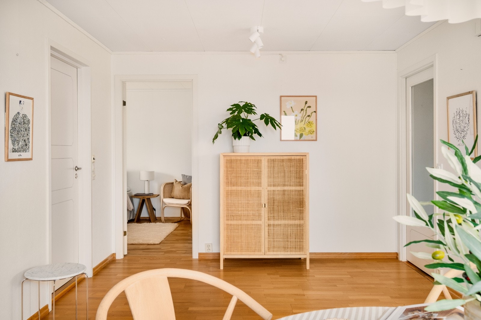 Leiligheten har en gjennomgående planløsning som forbinder de sosiale sonene med soveromsavdelingen. Galleribilde