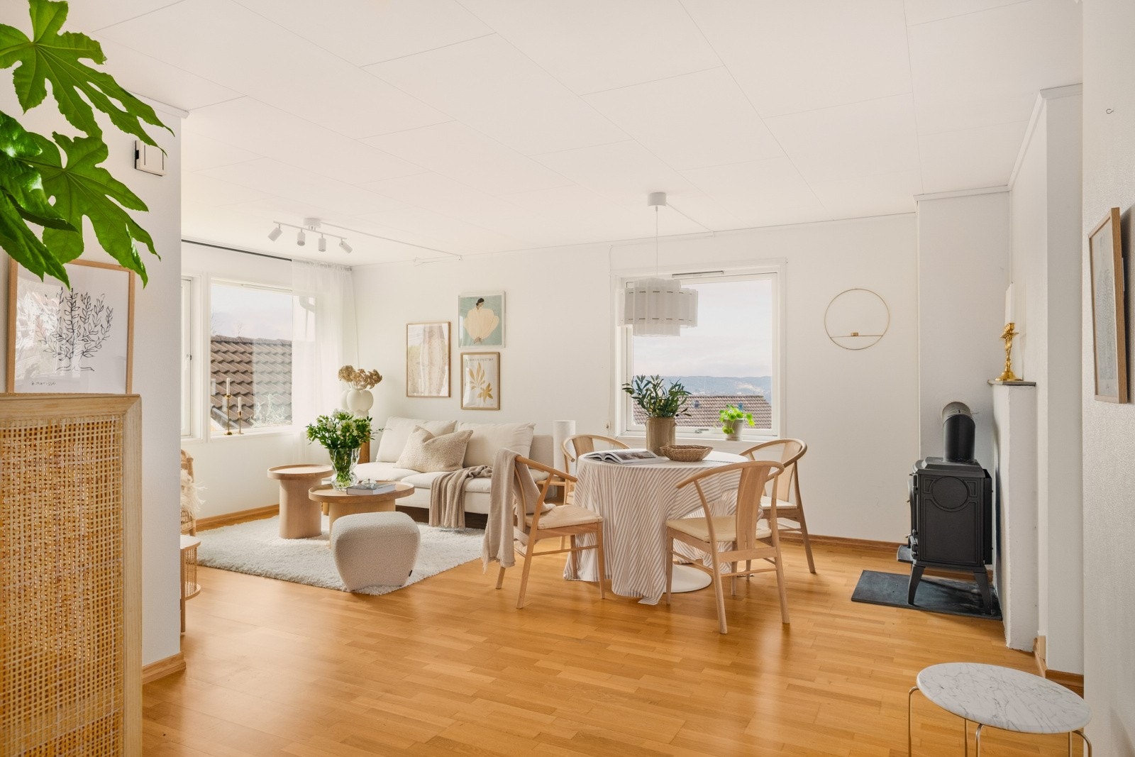 Gulvene i stue og soverom har parkett og laminat, som gir et helhetlig inntrykk. Galleribilde