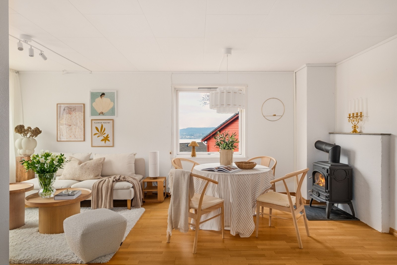 Velkommen til Morvikbotn 349! En lys og arealeffektiv leilighet på ett plan, med en stue på 27,5 m² og en lun vedovn. Galleribilde