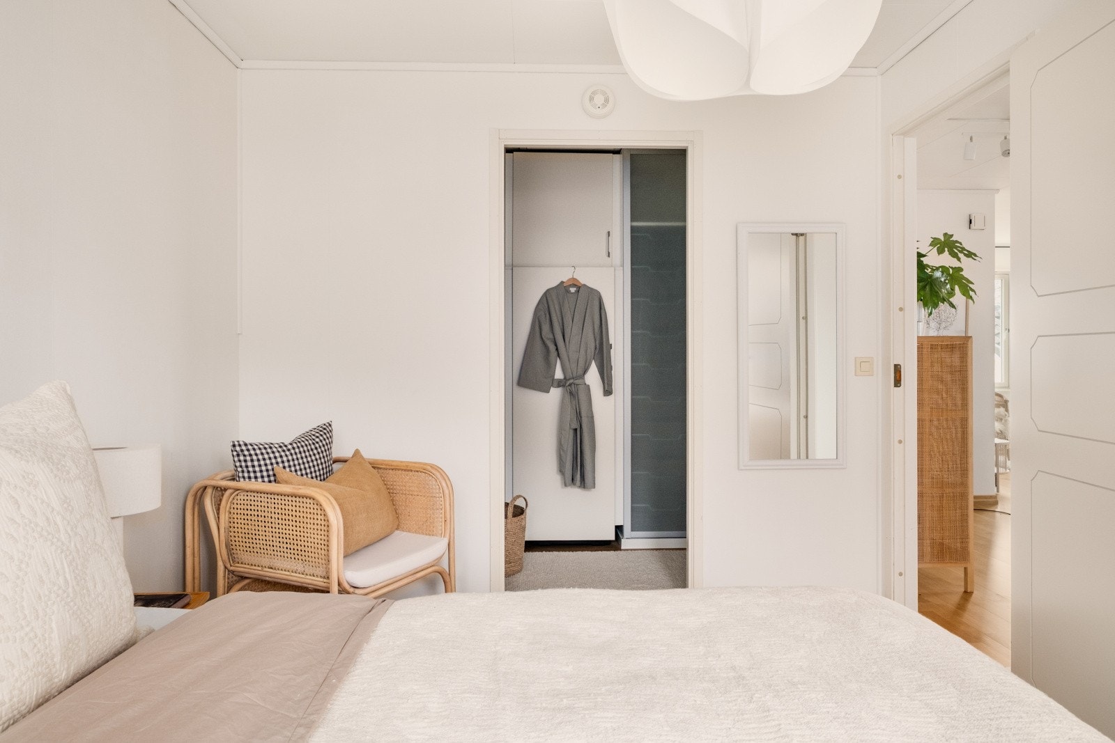 Fra hovedsoverommet er det inngang til et praktisk omkledningsrom. Galleribilde