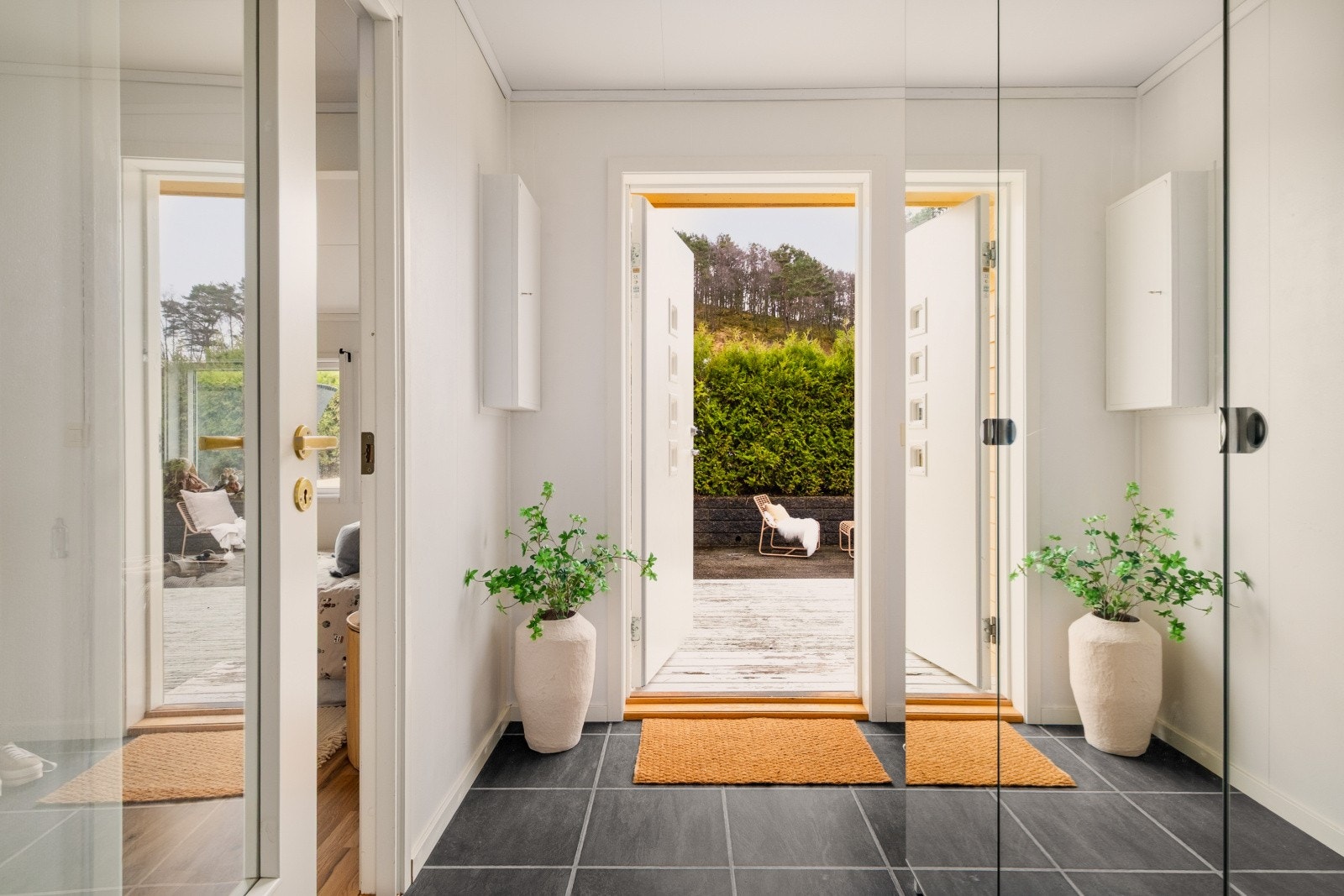 En romslig entré ønsker velkommen inn. Herfra er det direkte tilgang til den store terrassen. Galleribilde