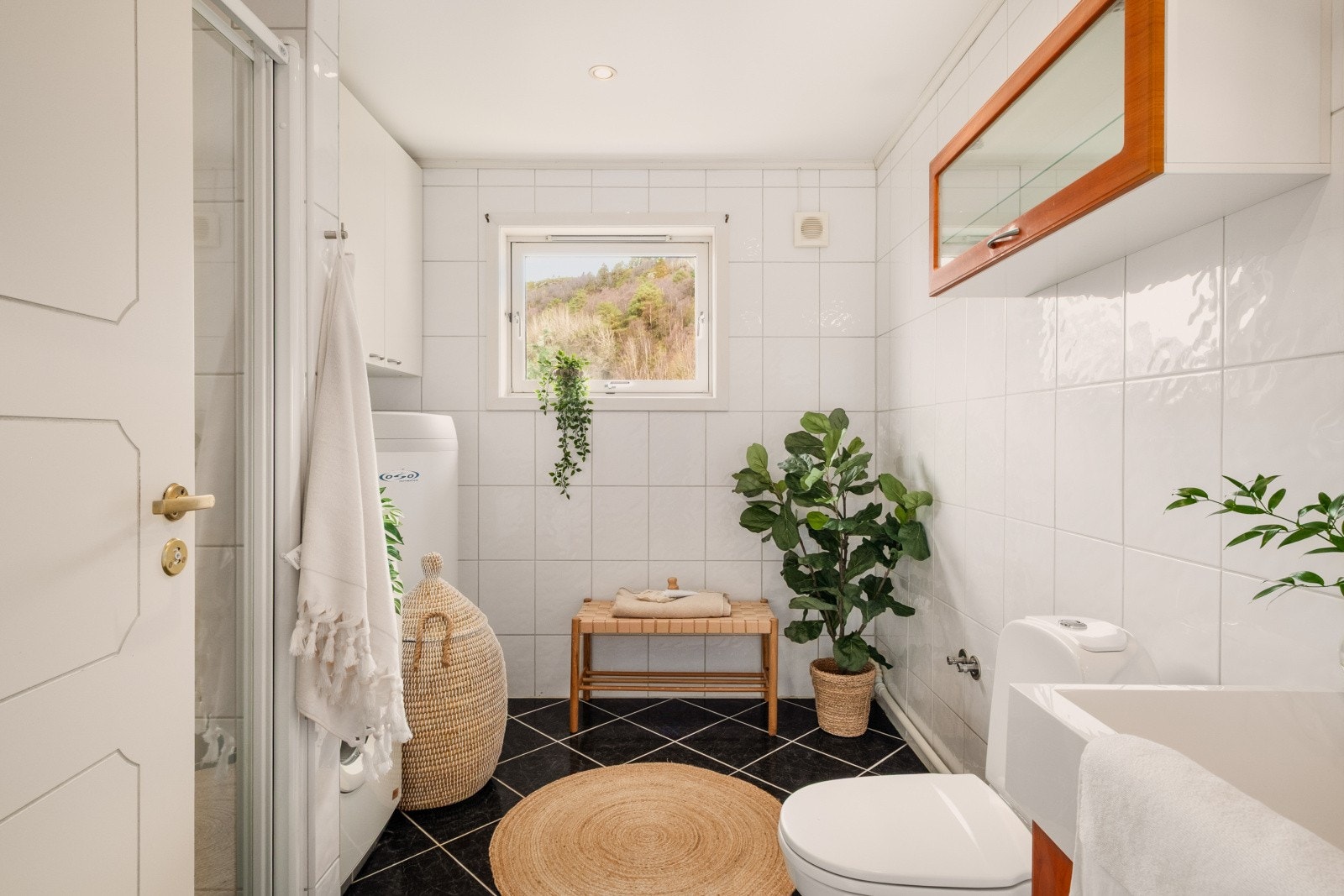 Badet på 7,1 m² er helfliset og har elektriske varmekabler i gulvet for god komfort. Galleribilde