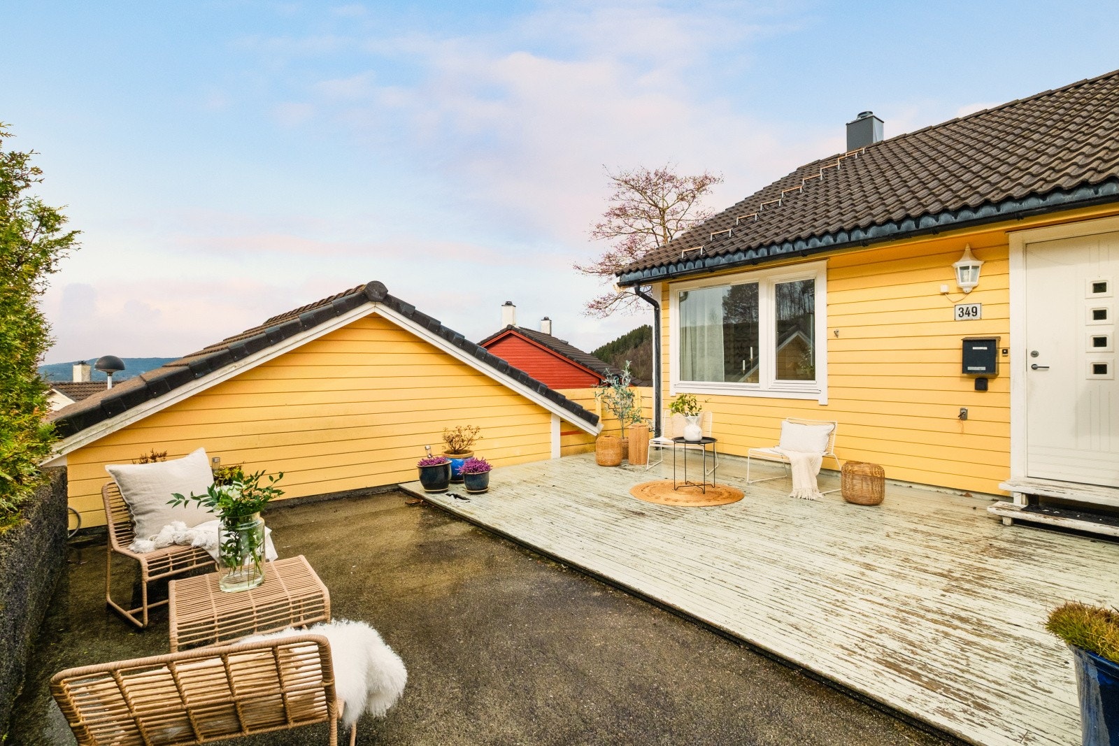 Fra entréen er det utgang til en sjeldent stor og usjenert terrasse på ca. 23 m². Galleribilde