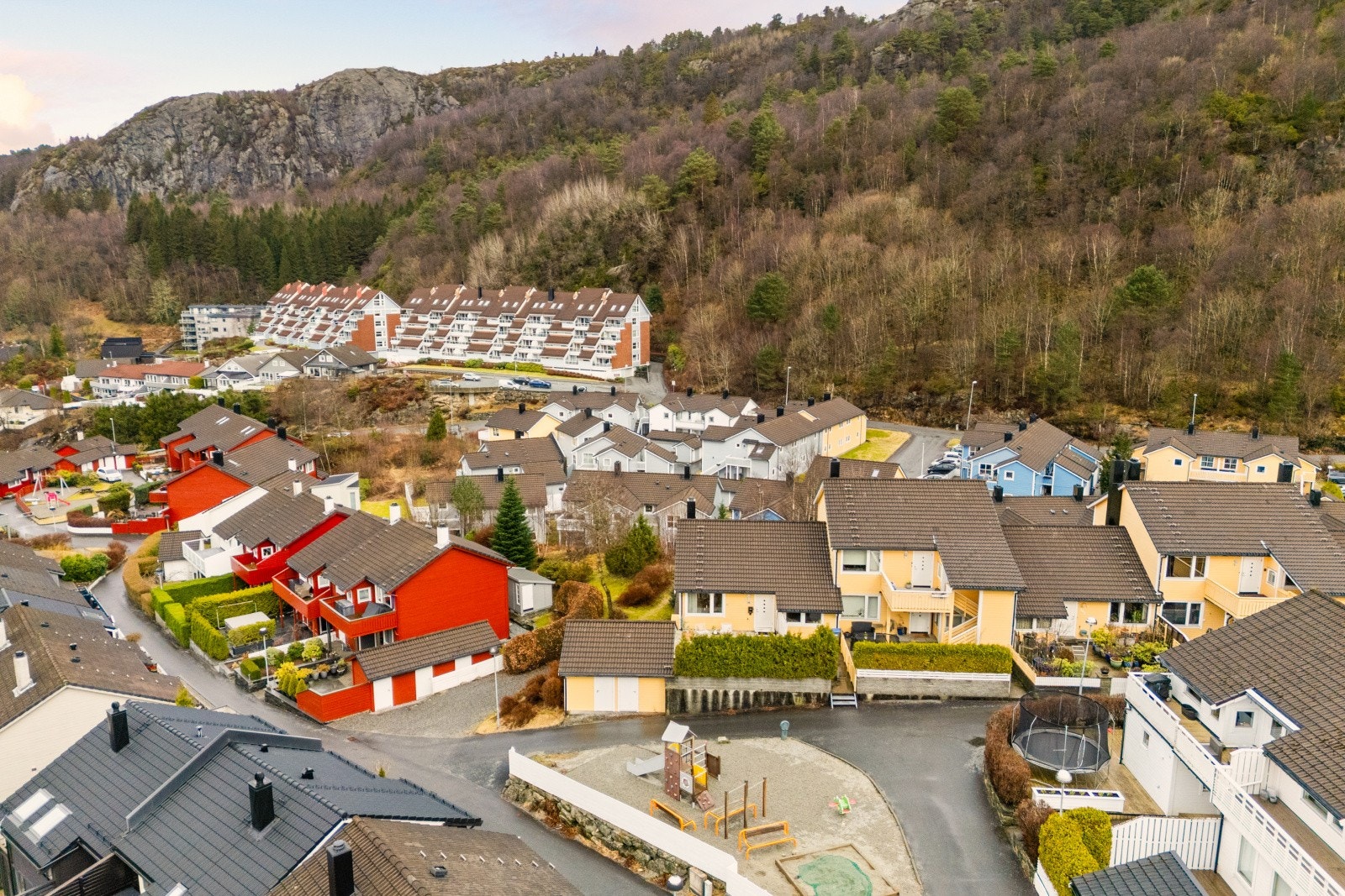 Boligen er en del av Raunane Borettslag, som består av 76 rekkehusleiligheter i et bilfritt og barnevennlig område. Galleribilde