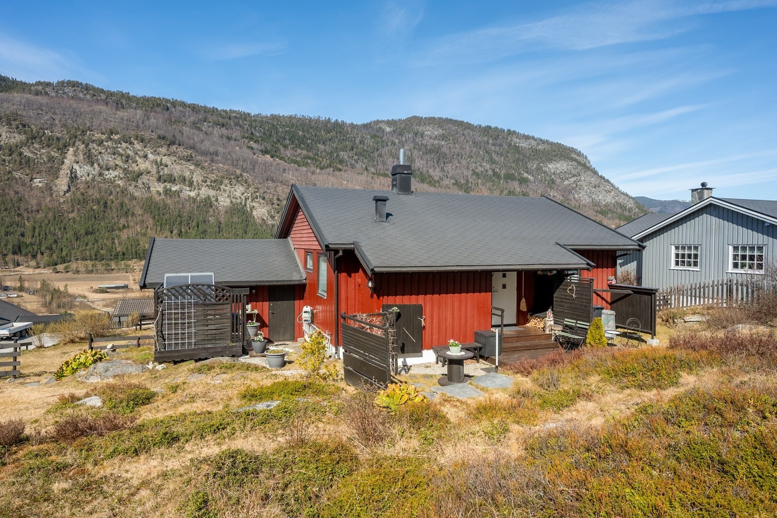 Eiendommen grenser mot skogsområder med turstier rett utenfor døren. Galleribilde