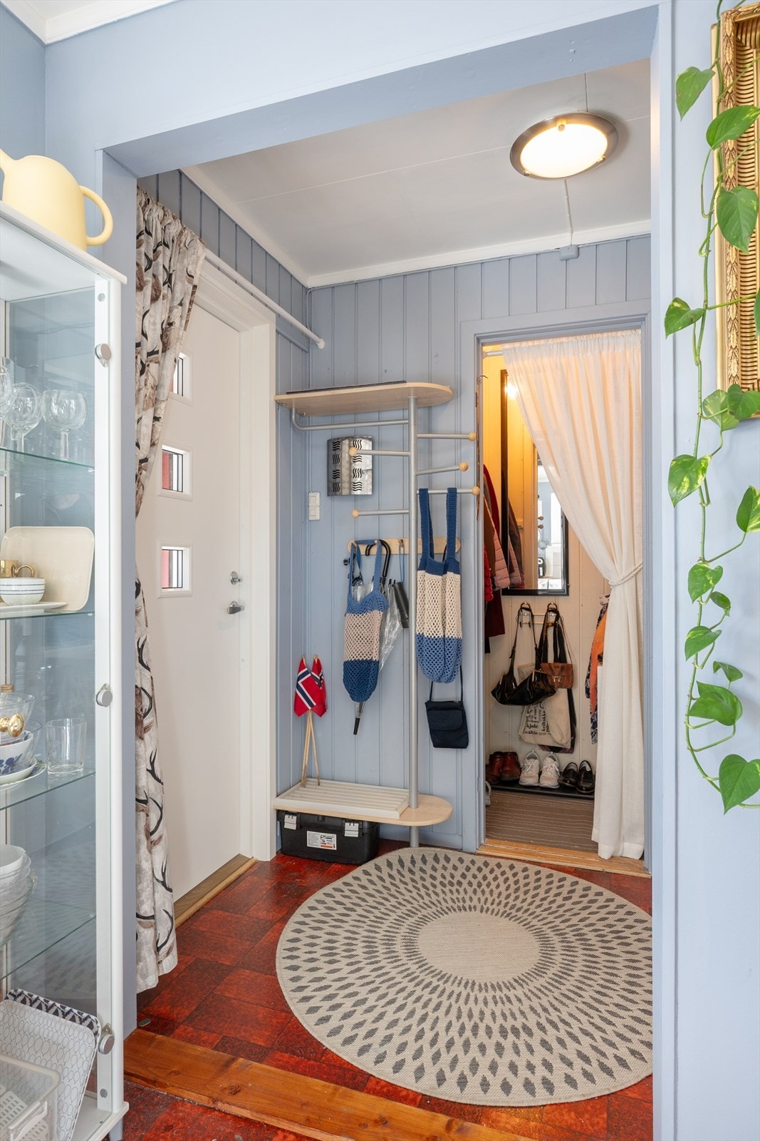 I entréen er det plass til yttertøy og sko i en praktisk garderobe. Galleribilde