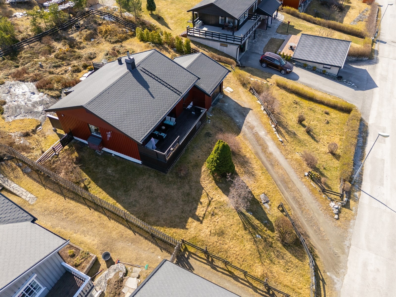 Tomten på ca 950 kvm er dels naturtomt. Galleribilde