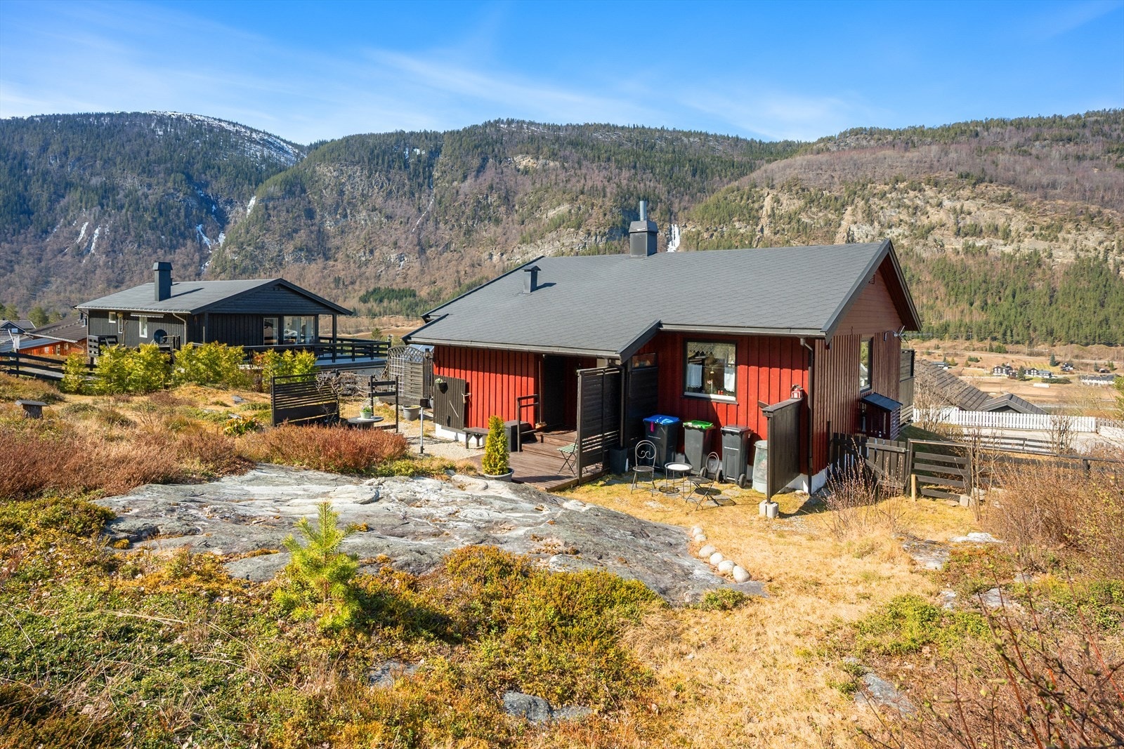 Tomten er fundamentert på fjell, noe som gir stabile grunnforhold. Galleribilde