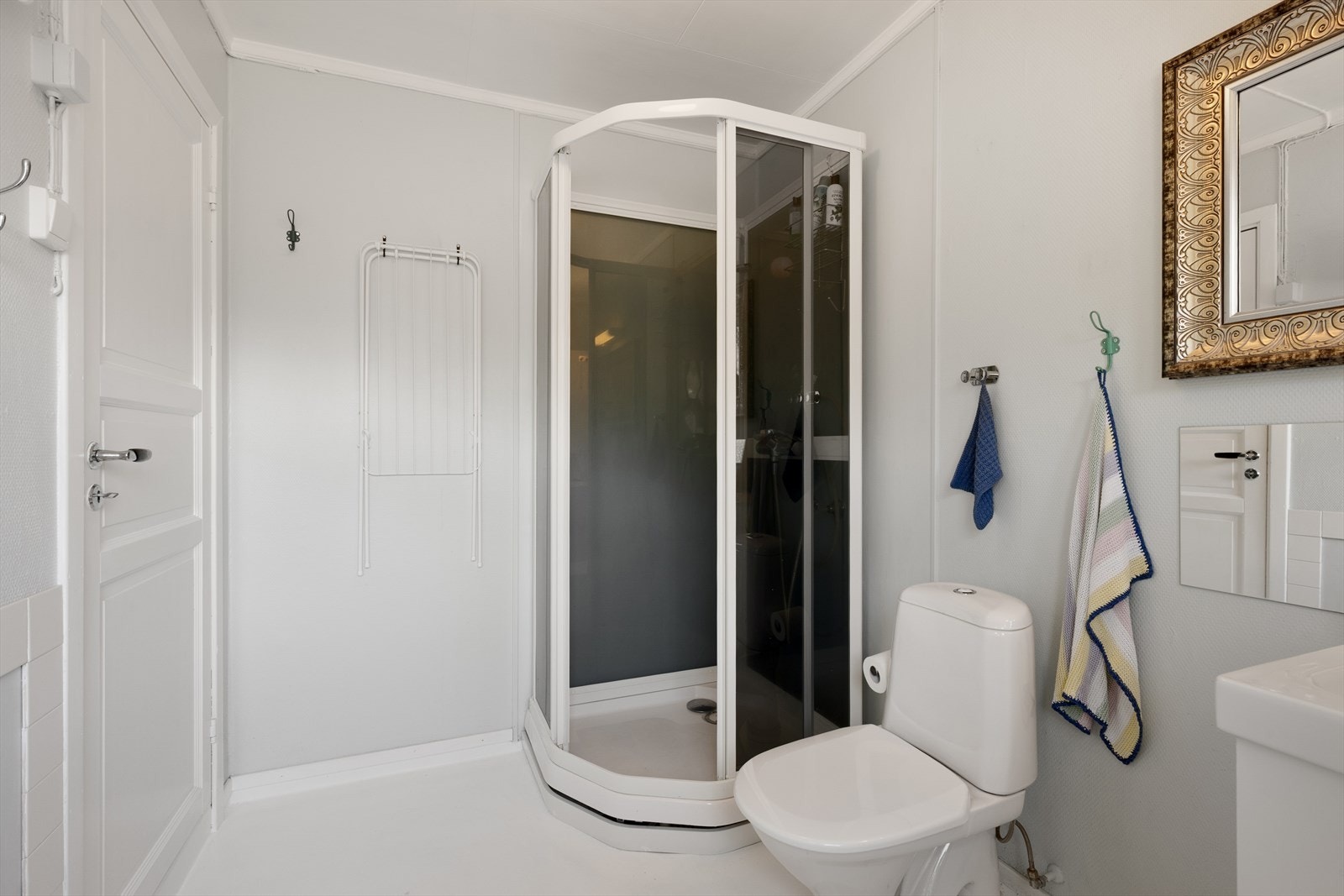 Badet varmes opp med panelovn. Galleribilde