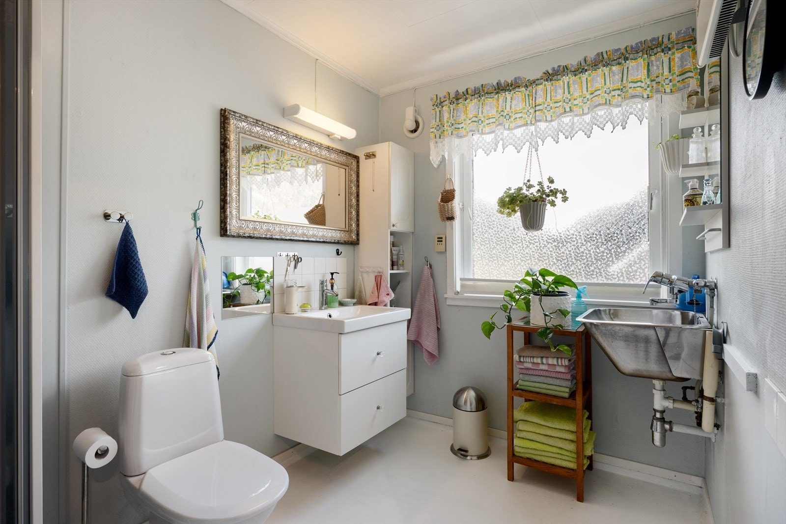 Badet har våtromsbelegg på veggene, belegg på gulvet og opplegg for vaskemaskin. Galleribilde