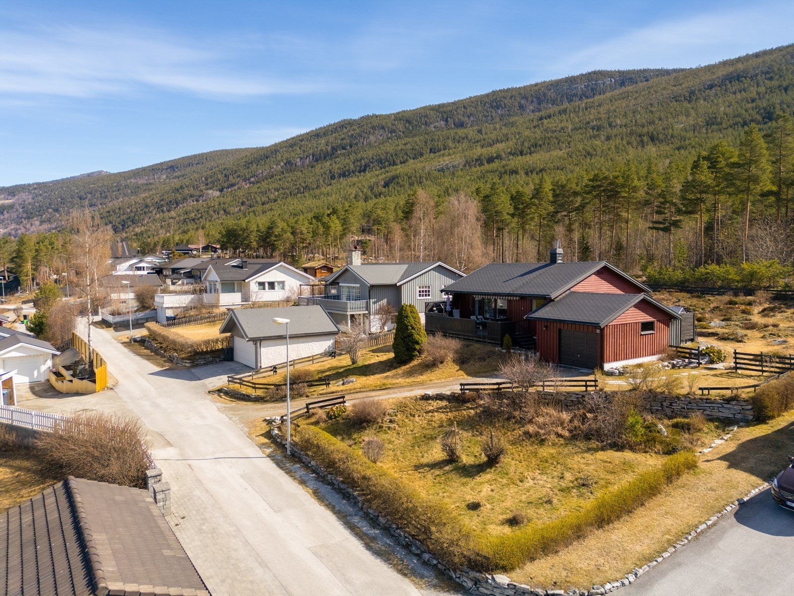 Her bor du med nærhet til naturen, med turmuligheter rett utenfor døren og kort vei til lysløype mm. Galleribilde