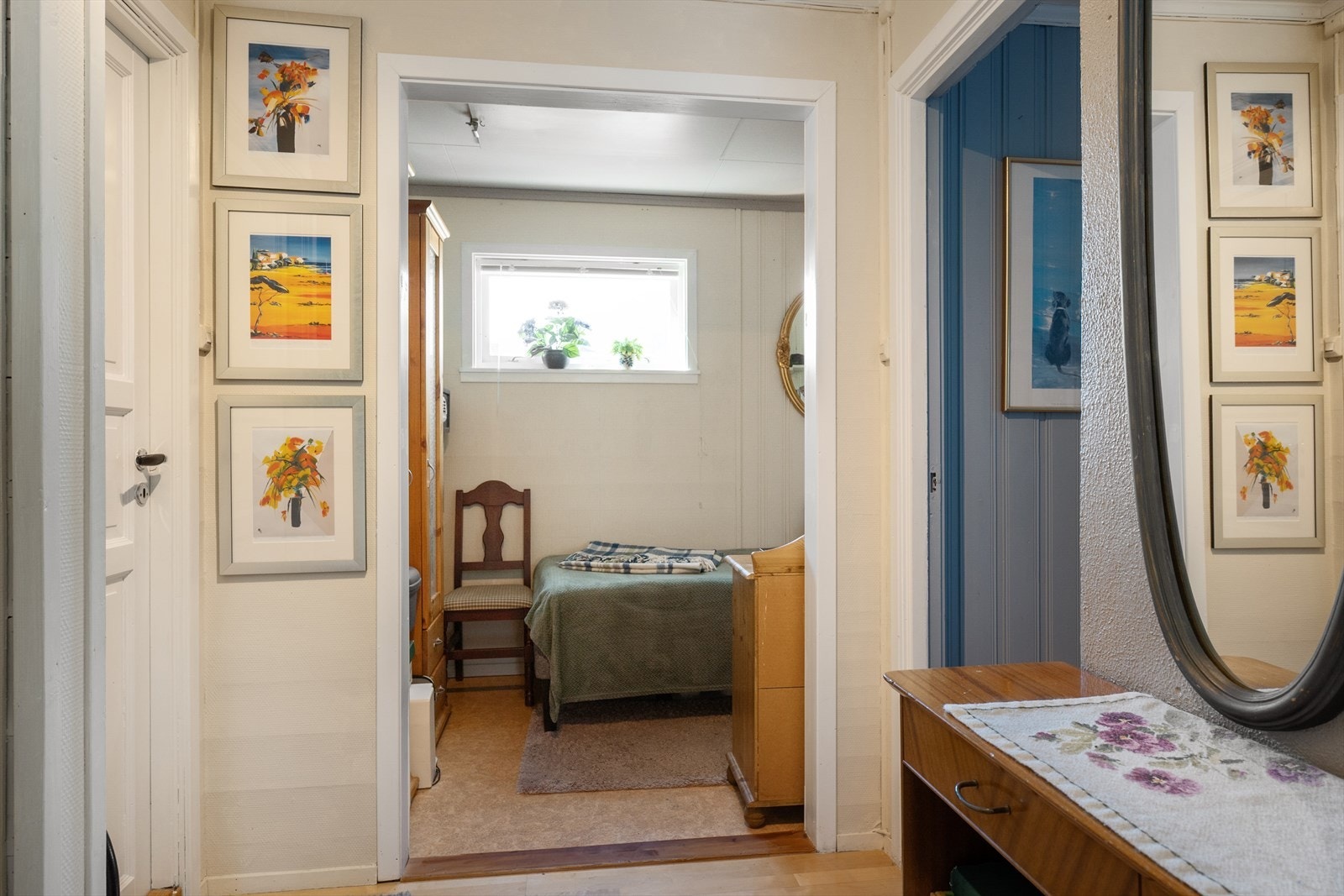 I gang utenfor soverommet er det plass til liten kommode e.l. Galleribilde