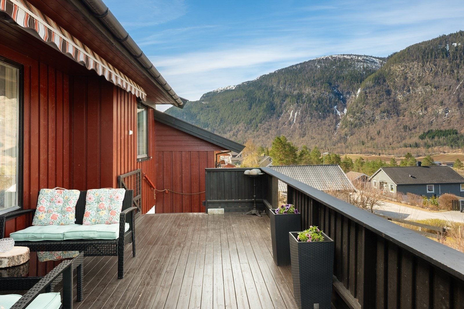 Terrassen er ca 33 kvm og har god plass til en hyggelig sittegruppe. Terrassemarkise gir behagelig skygge på varme sommerdager. Galleribilde