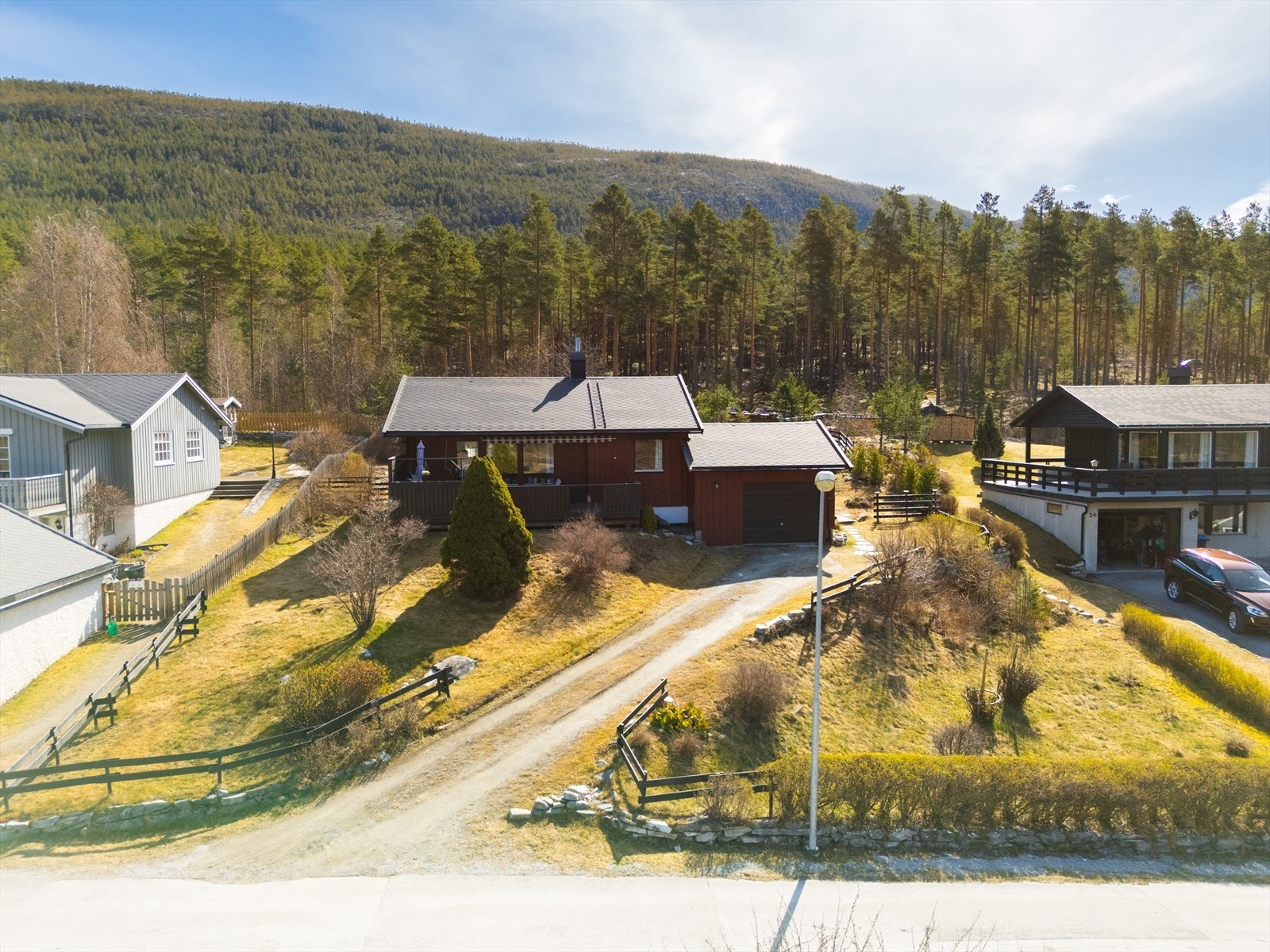 Eiendommen ligger i et lett skrånende terreng og har enkel adkomst. Galleribilde