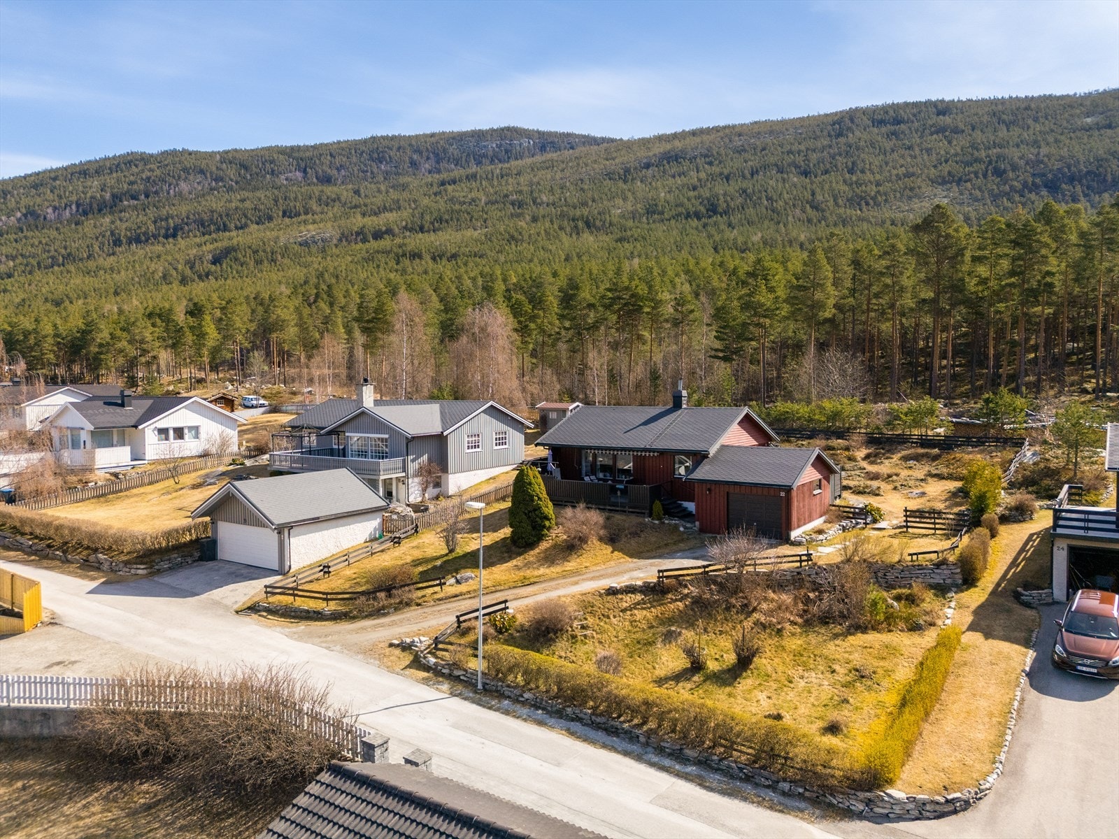 Nærmeste busstopp ligger ca 400 m fra eiendommen. Galleribilde