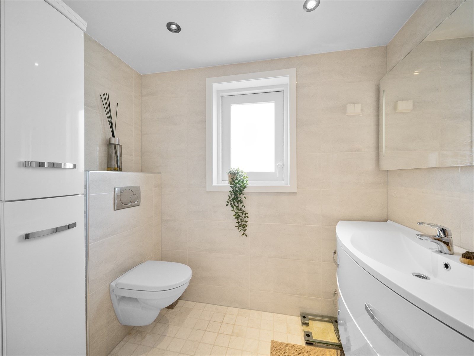 Badet har også innfelte downlights i himling og varmekabler i gulvet. Galleribilde