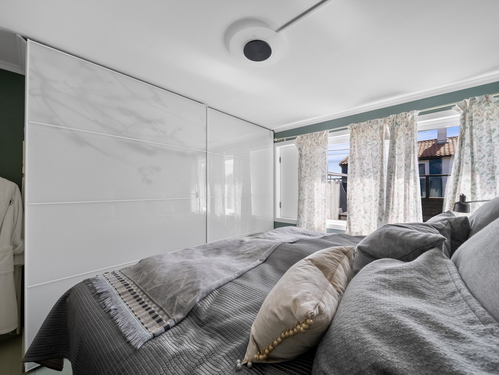 Hovedsoverommet er innredet med en stor skyvedørsgarderobe som gir rikelig med oppbevaringsplass. Galleribilde