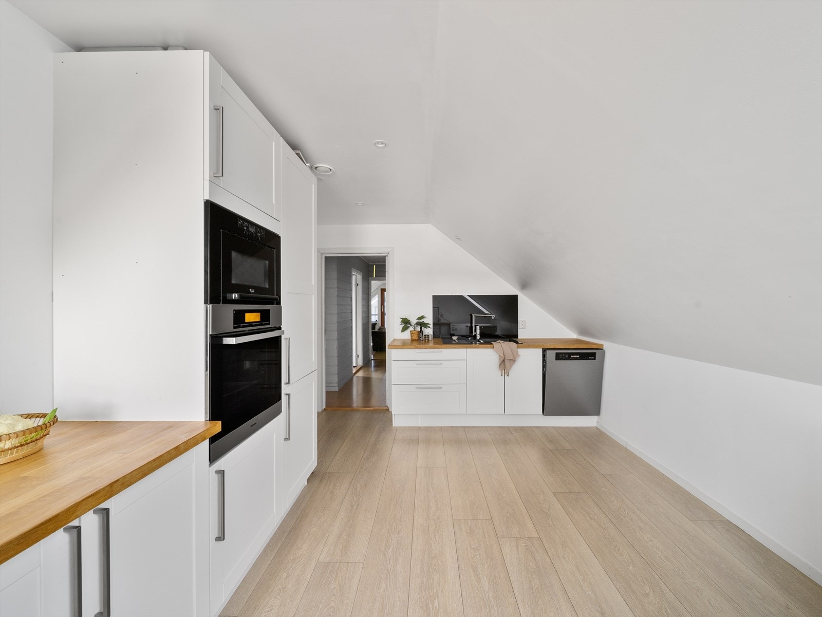 Kjøkkenet har integrerte hvitevarer som kjøl- og fryseskap, mikro, ovn, platetopp, og oppvaskmaskin. Galleribilde