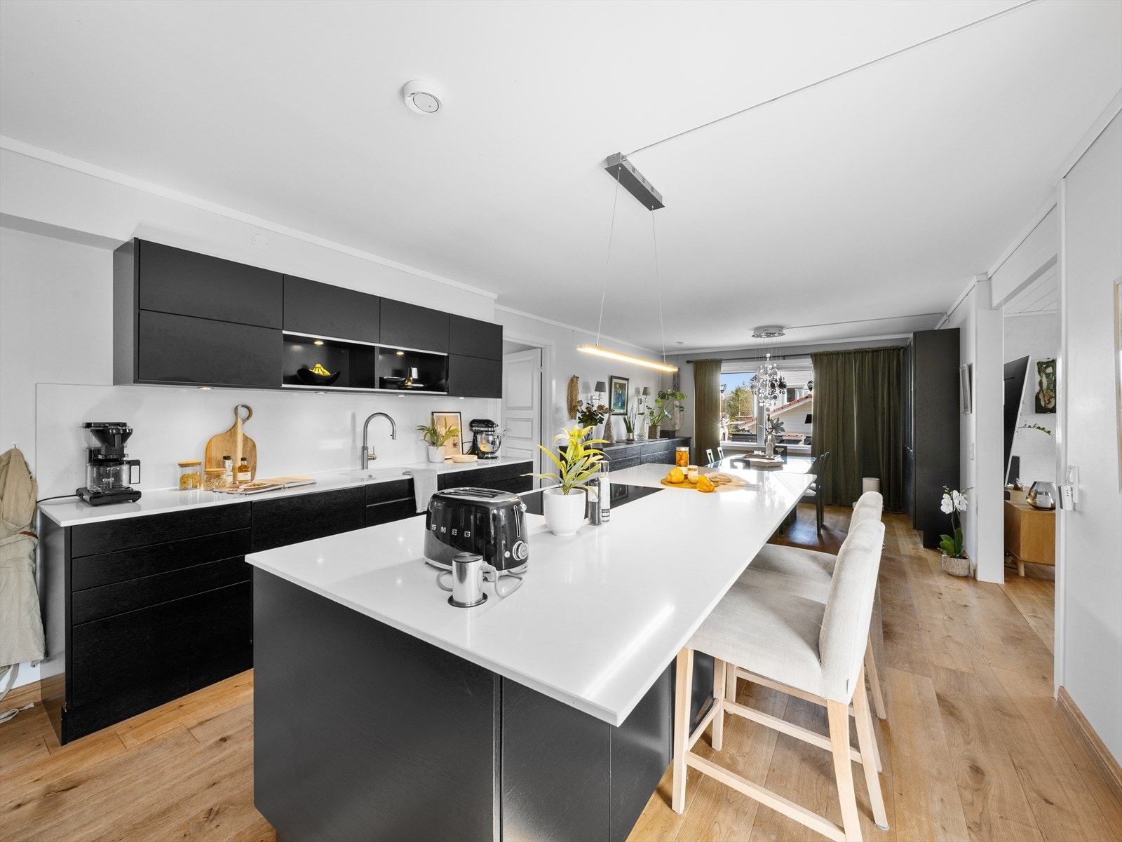 Kjøkkenet har en rekke flotte kvaliteter som pop-up stikkontakt i kjøkkenøyen, frokostbar, vask med kokende vann, innebygde downlights i skap m.m. Galleribilde