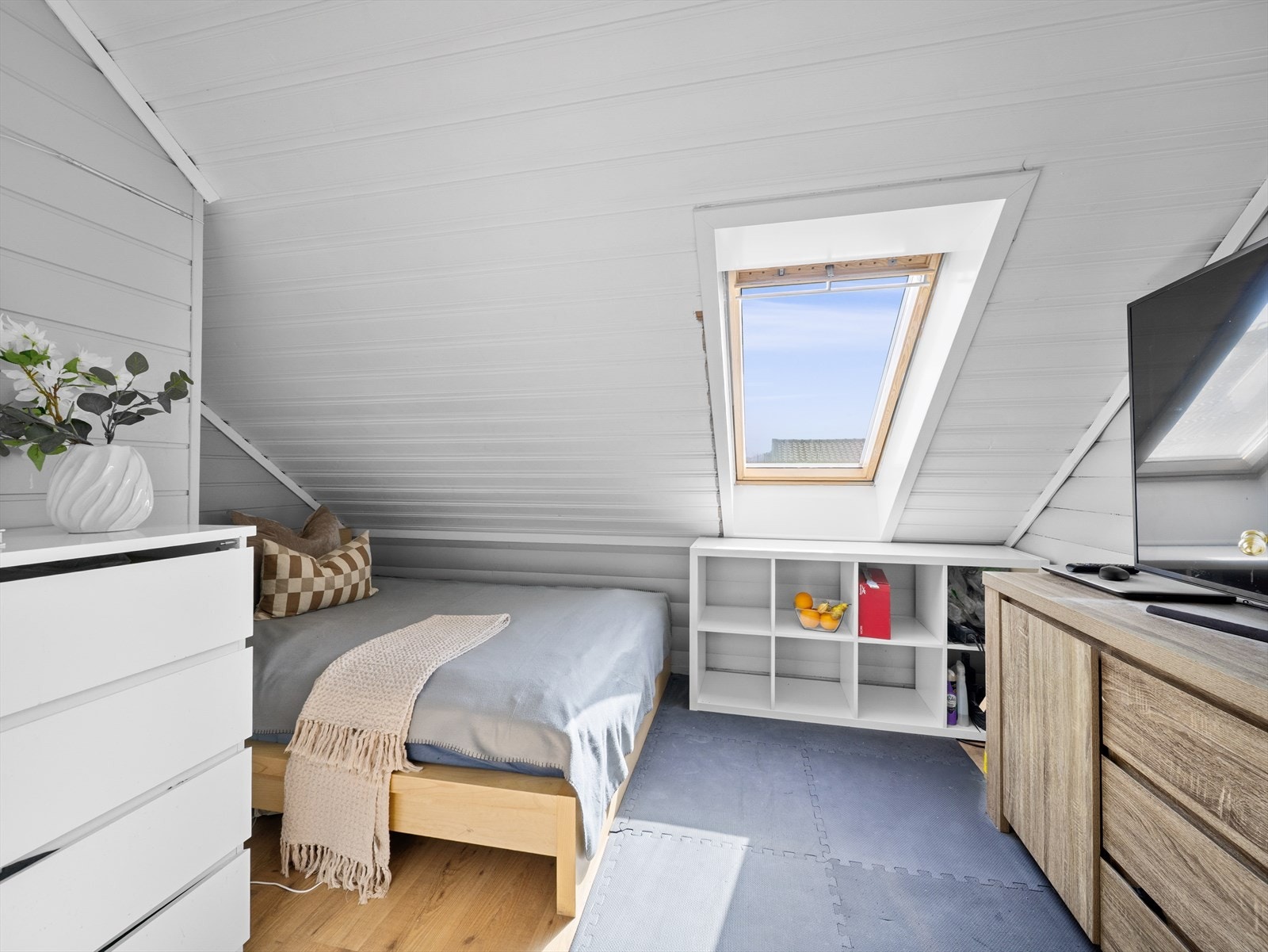 Etasjens andre soverom måler 5,1 m² og har plass til både dobbeltseng og annen ønskelig innredning. Galleribilde