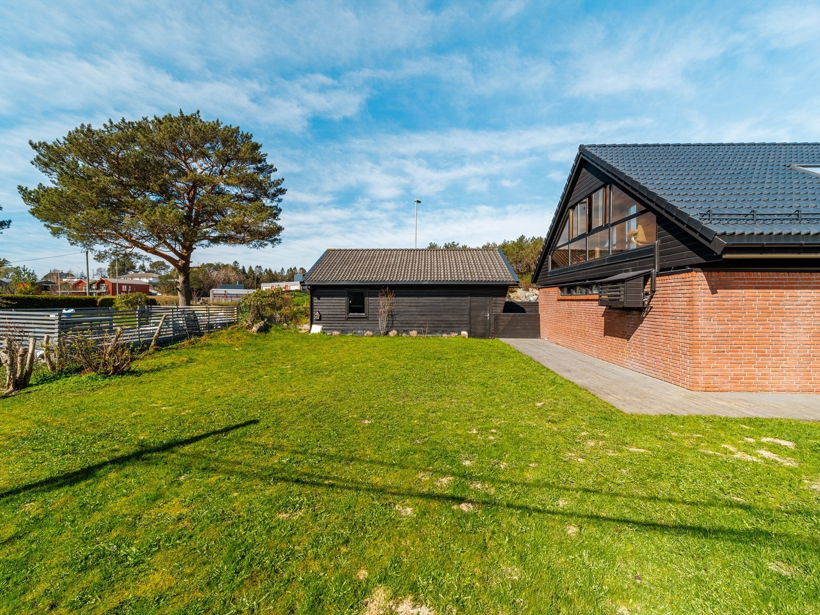 Hagen er flat og fin, og har rikelig med boltreplass for både store og små. Galleribilde