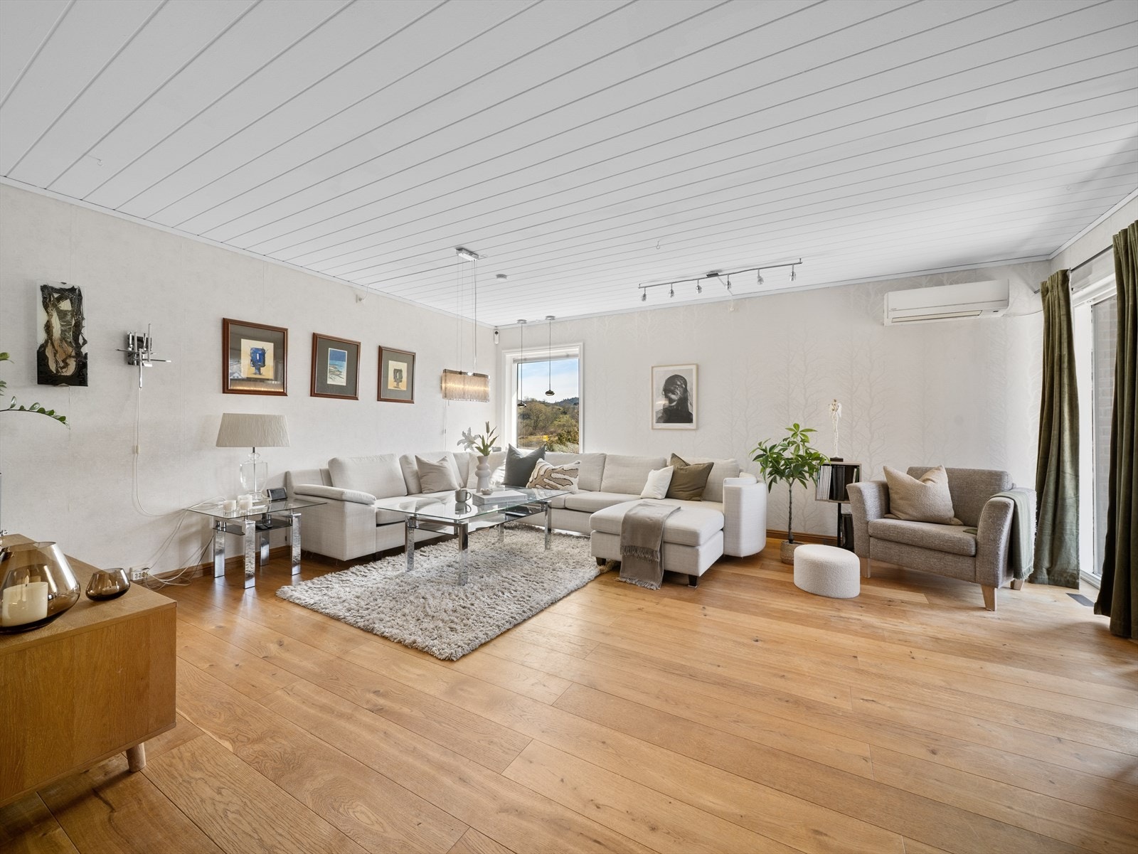 Stuen er lys og innbydende. Her består overflatene av tapet på vegger og panel i himling. Eksklusivt gulv - massivt 14mm eikeplank, oljet fra Boen. Galleribilde