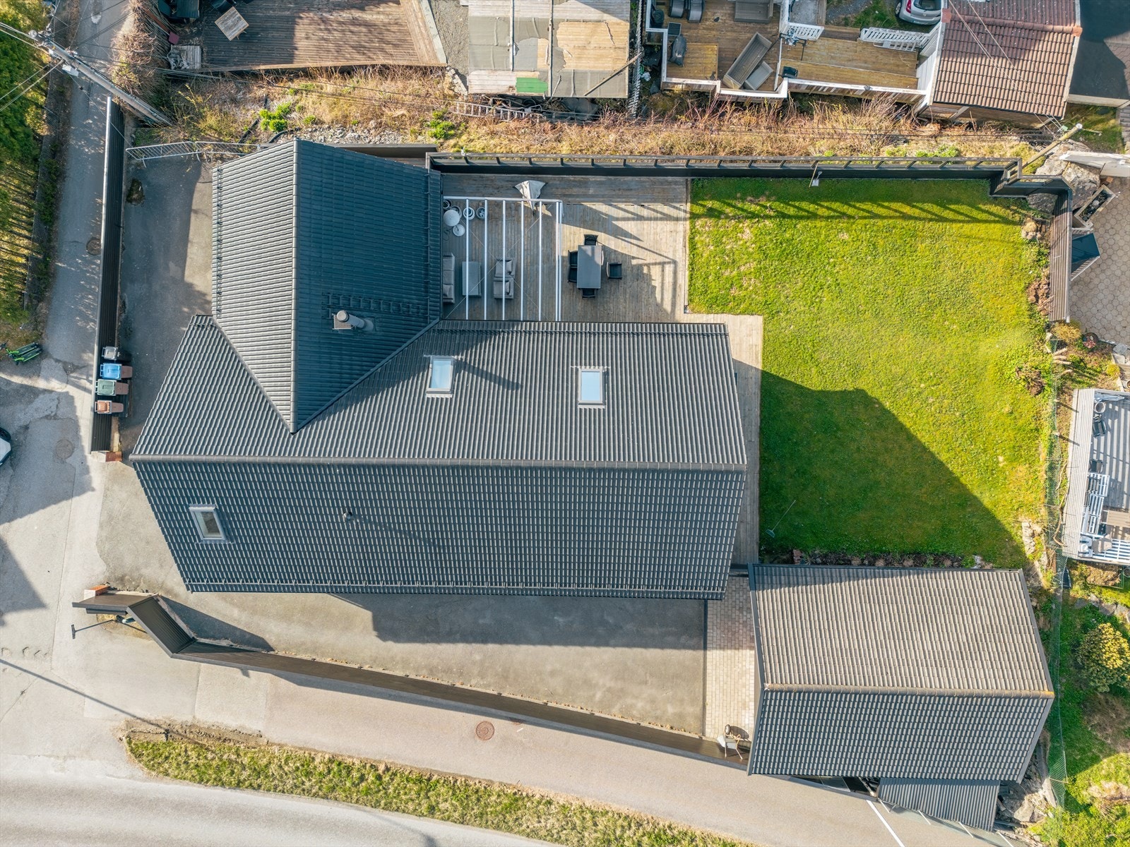 Tomten måler ca. 817 m² og er flott opparbeidet med asfaltert innkjørsel, terrasseflater og plenareal. Galleribilde