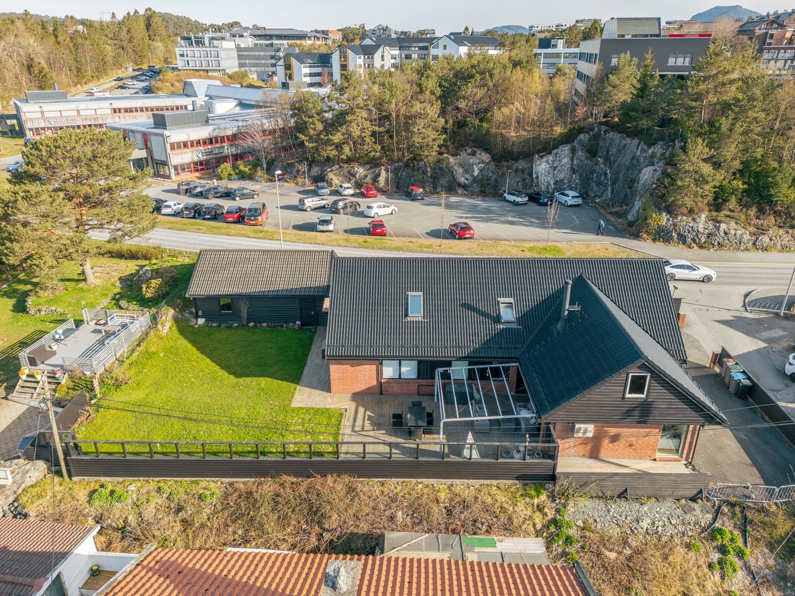 Nydelig uteplass med stor terrasse og flott hage. Galleribilde