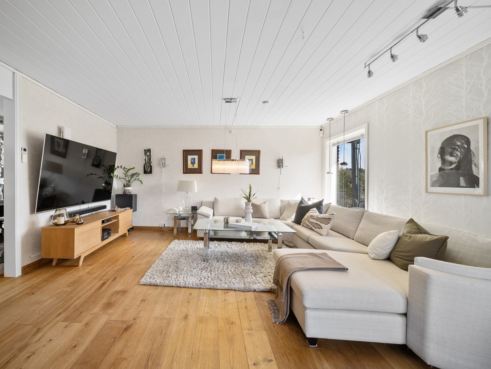 I stuen er det plass til å innrede i flere soner. Her er det også installert varmepumpe. Galleribilde