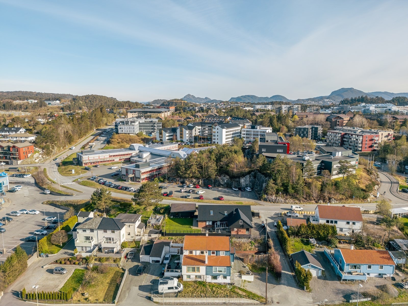 Her er nærhet til både bybane, buss, flere dagligvarebutikker, turområder og store arbeidsplasser på Sandsli, Kokstad, Flesland og Lagunen. Galleribilde