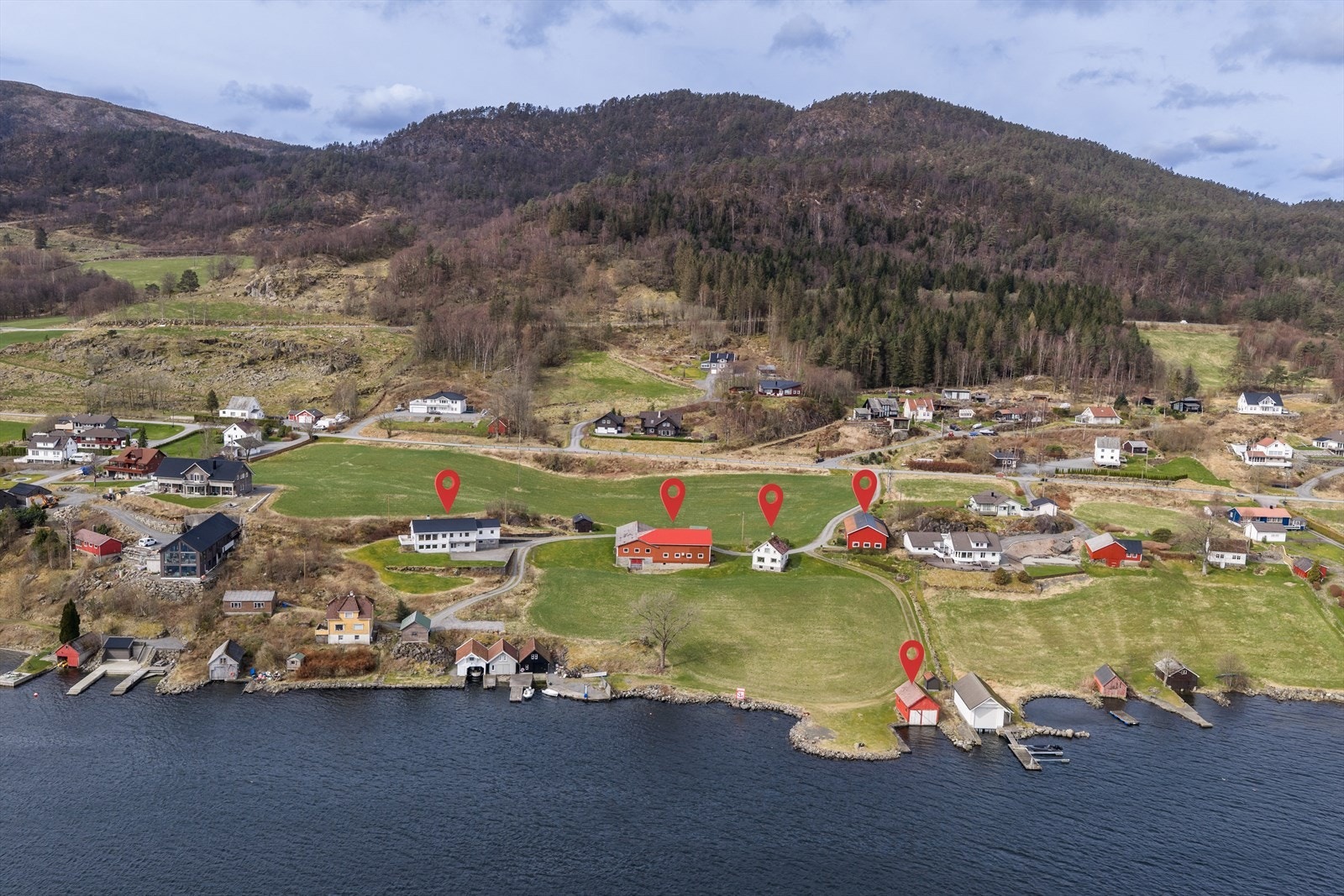 Velkommen til Eikanesvegen 116 og 120, presentert av eiendomsmegler Christoffer Haugeberg Våge. Foto: Vestbris Galleribilde