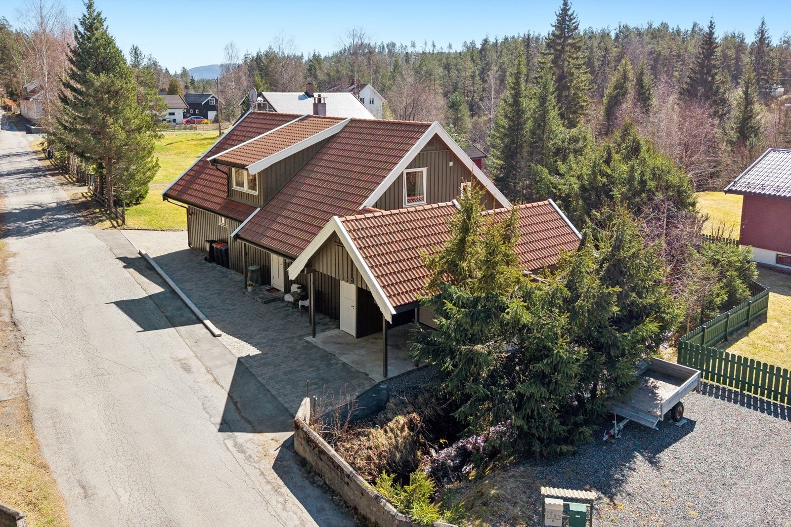 Idyllisk villaområde omgitt av flott natur. Galleribilde