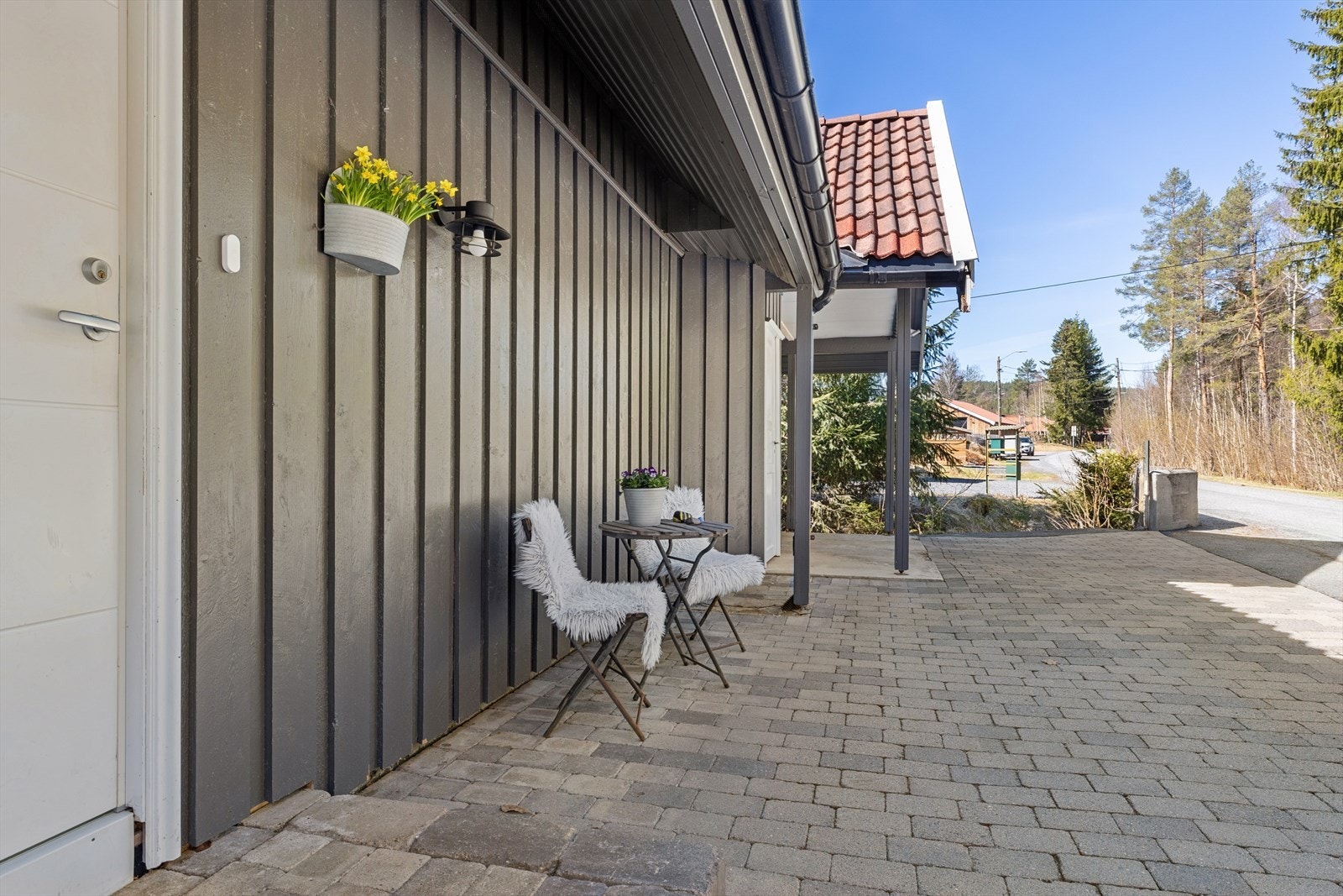 Inngangsparti med beleggningsstein. Galleribilde