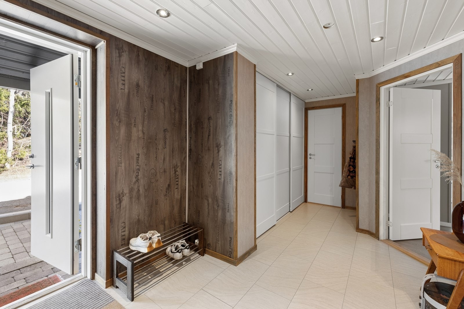 Velkommen inn i en romslig gang med garderobeskap og eget skoskap. Galleribilde