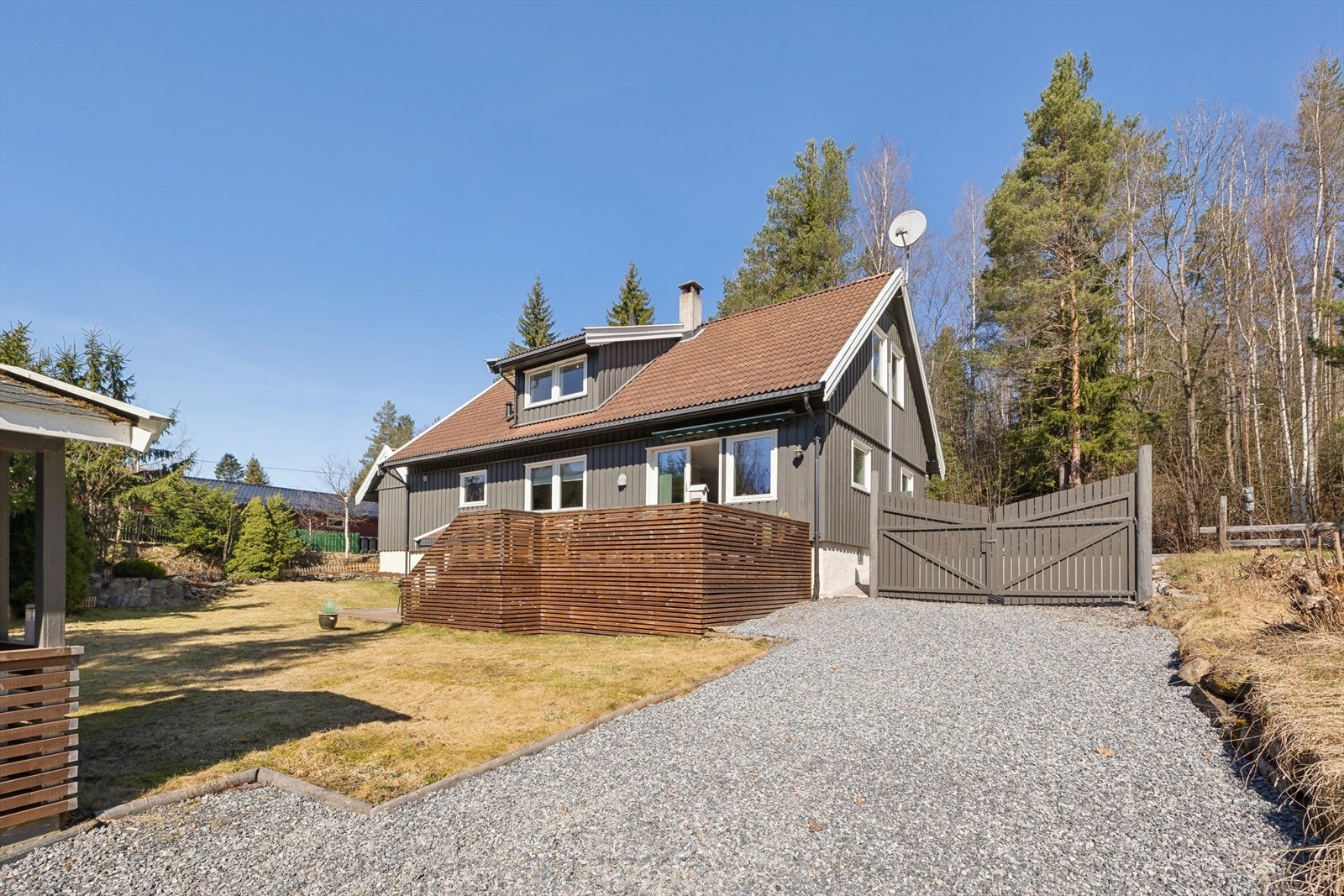 Tomten er på nesten 2 mål og er pent opparbeidet. Galleribilde