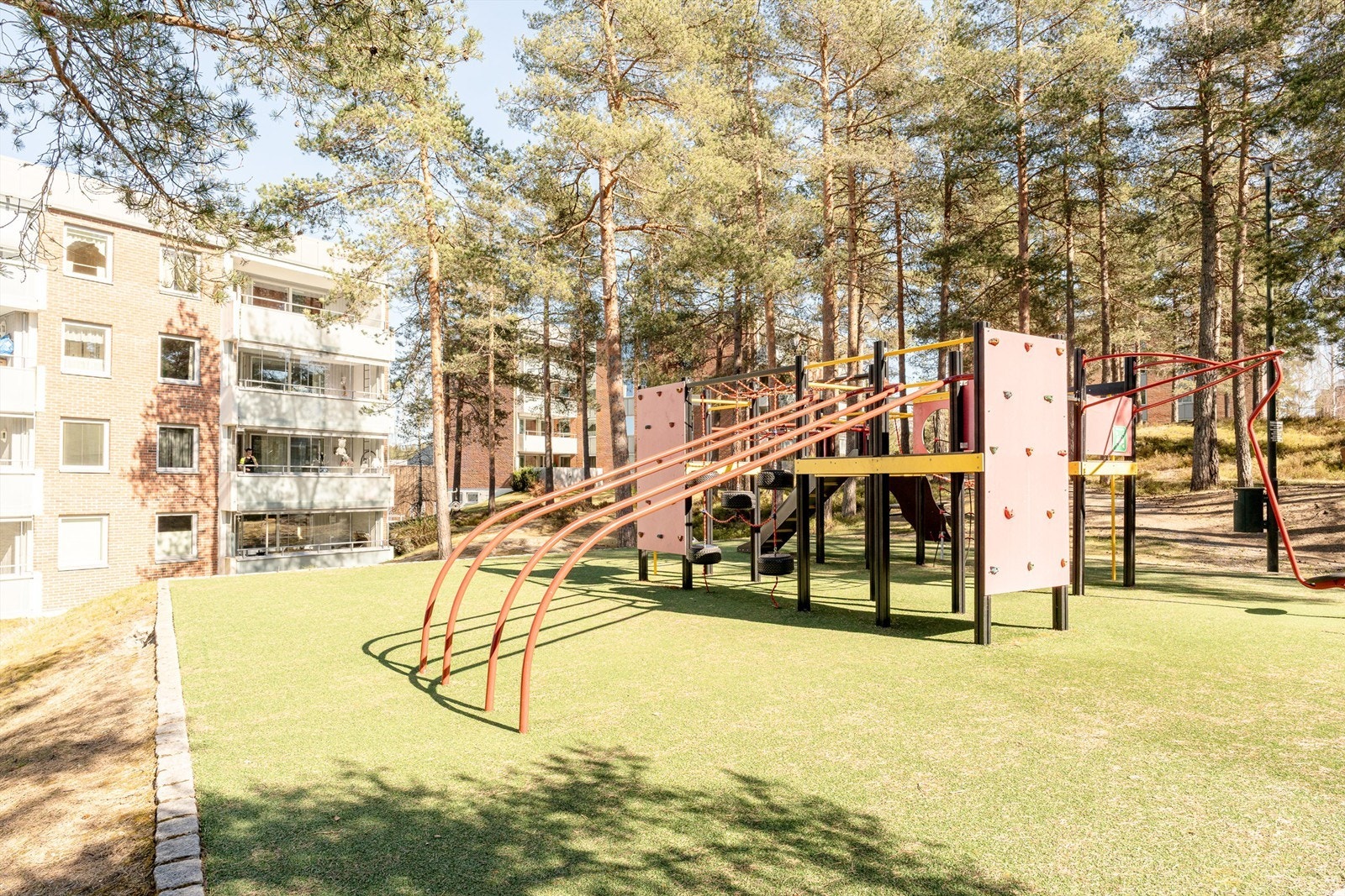 Området er kjent for sitt trygge og barnevennlige bomiljø, med store grøntarealer, lekeplasser og nærhet til marka. Galleribilde