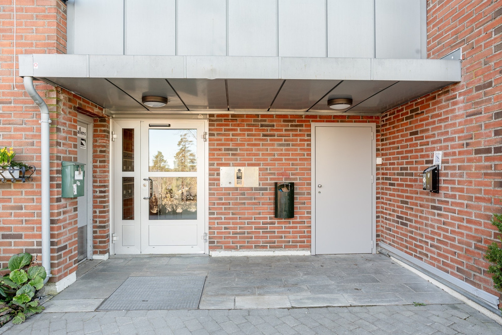 Felles inngangsparti med calling-anlegg. Galleribilde